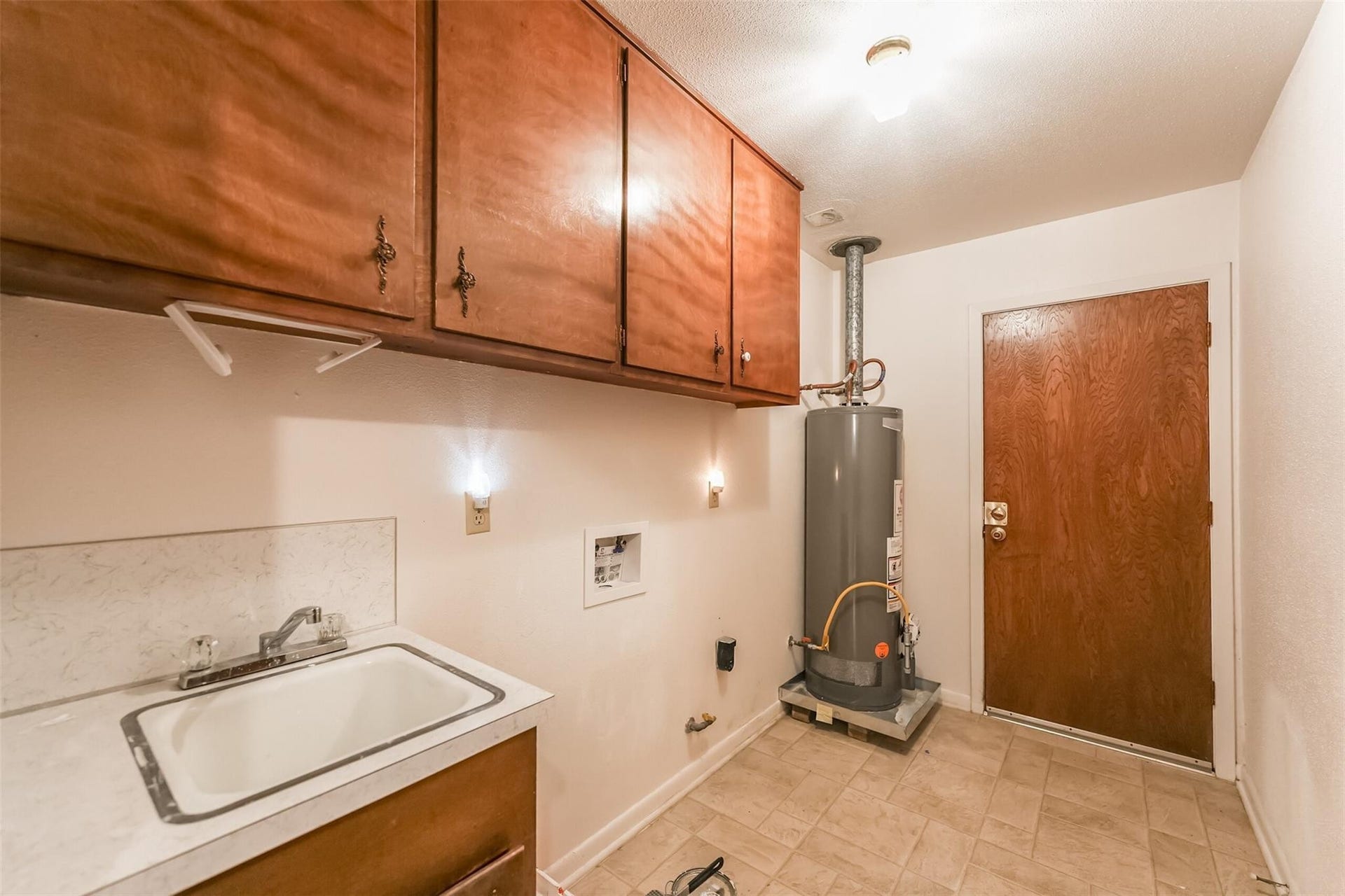 11531 Kirkmeadow Drive, Houston, TX 77089 Laundry Room