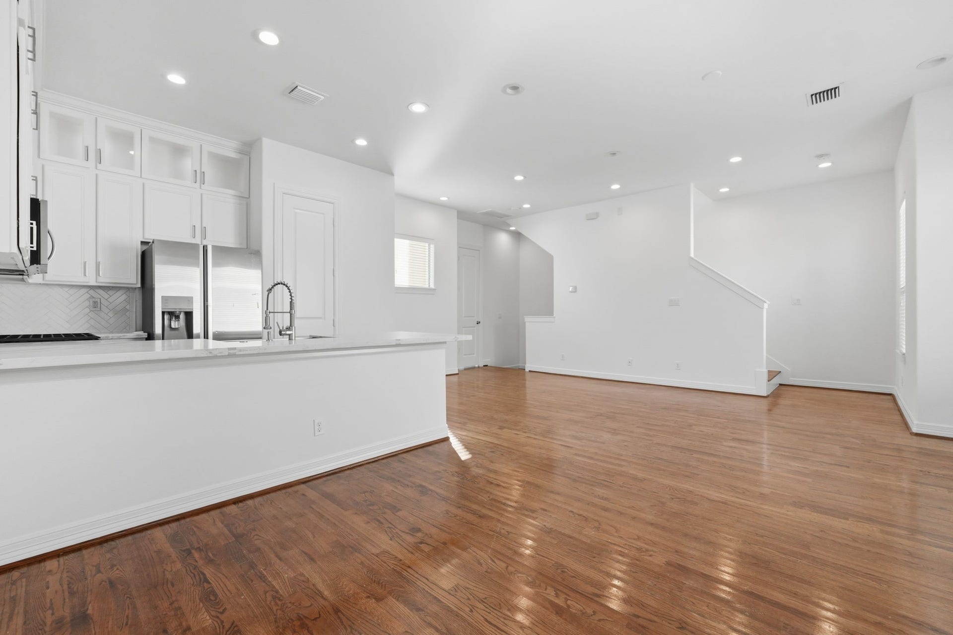 3882 Center Street, Houston, TX 77007 The kitchens breakfast bar overlooks the main living space, while recessed lighting, high ceilings, and an open floor plan create a seamless connection between the homes gathering areas. (2nd floor)