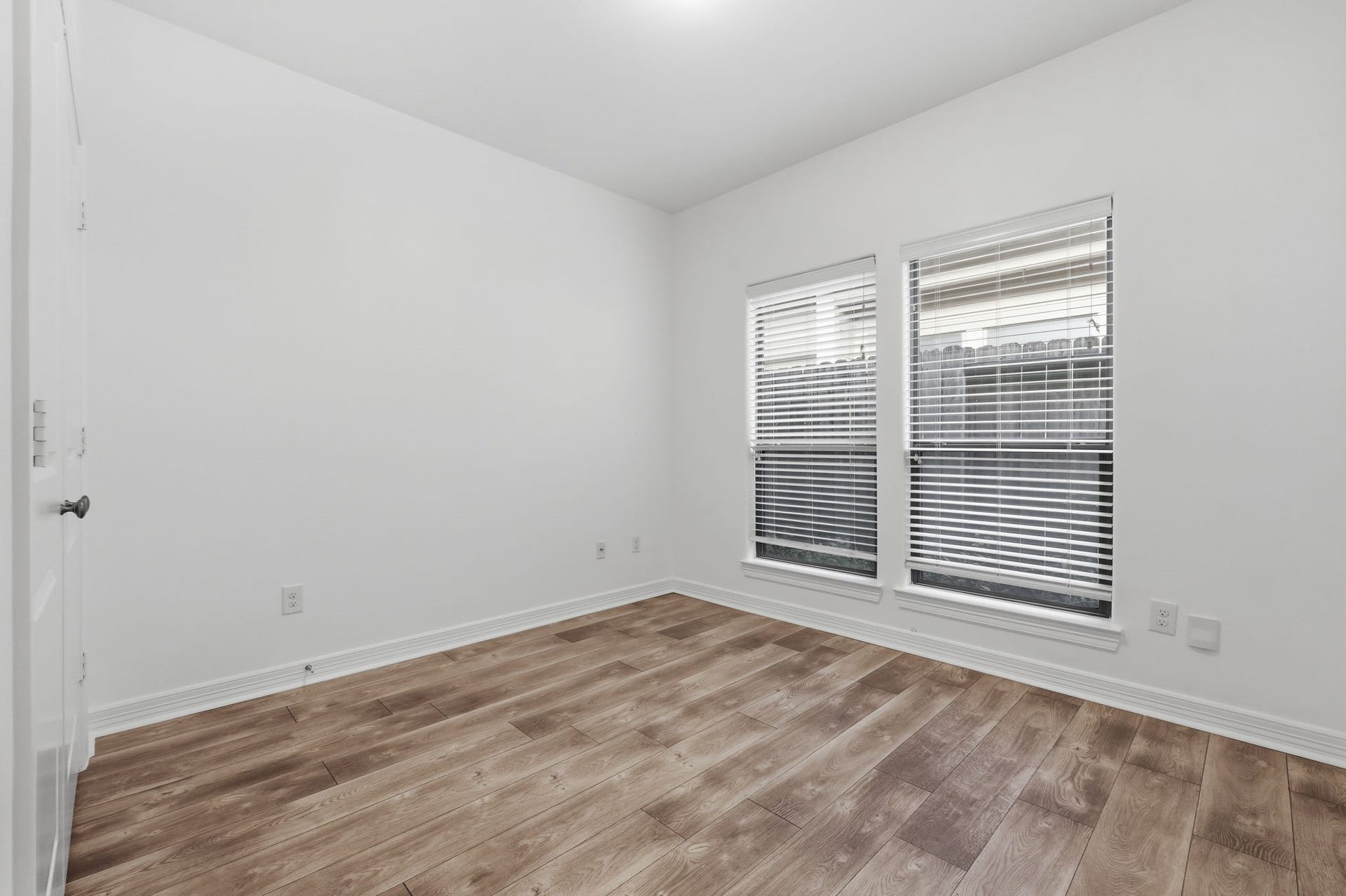 3882 Center Street, Houston, TX 77007 A well-proportioned secondary bedroom #2 features wide windows, and a neutral color palette, offering a flexible layout suited for a variety of needs. (1st floor)