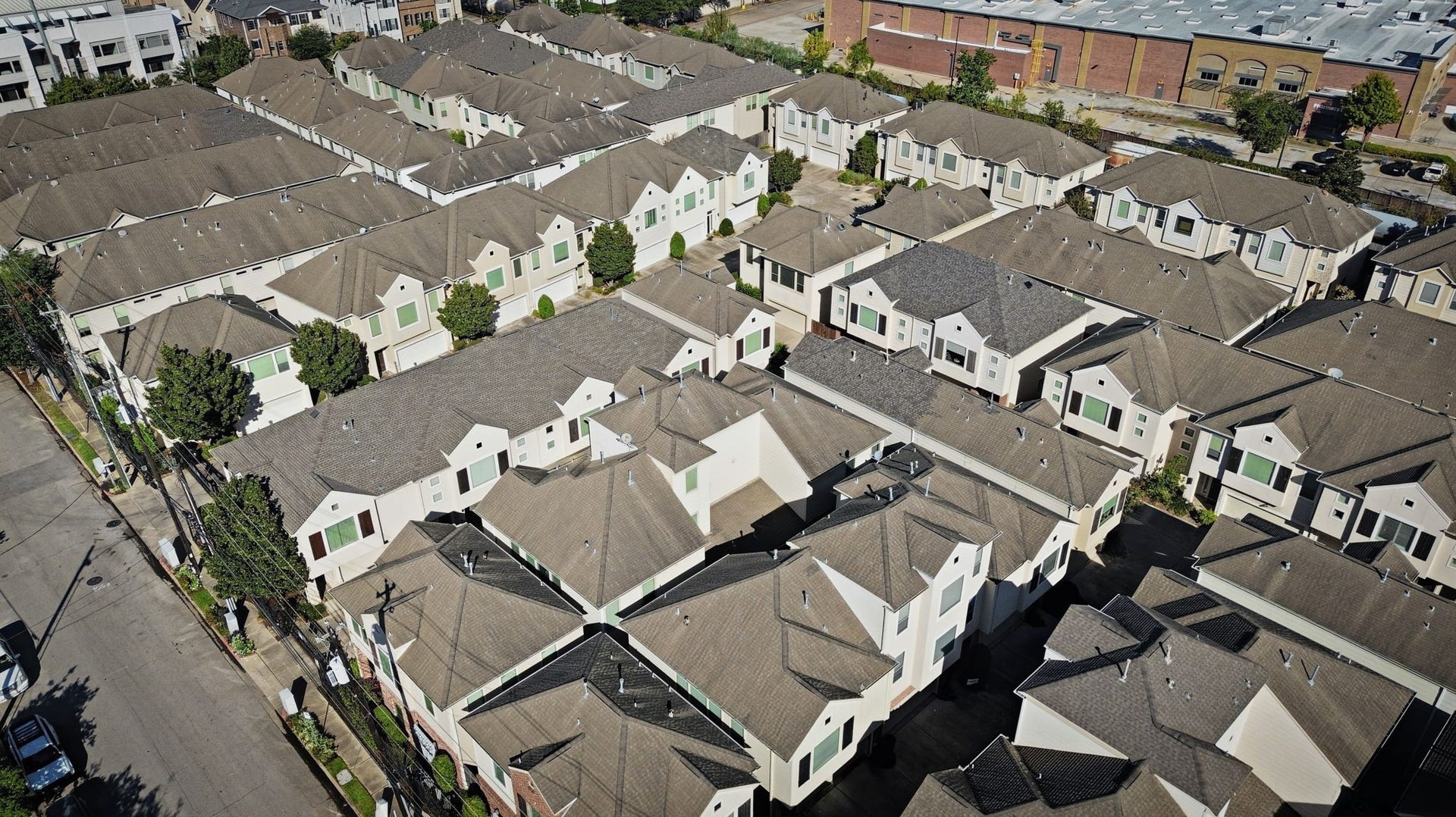 3882 Center Street, Houston, TX 77007 An elevated aerial view captures the neighborhoods extensive layout, showcasing rows of multi-story homes, consistent rooflines, and an organized residential setting.