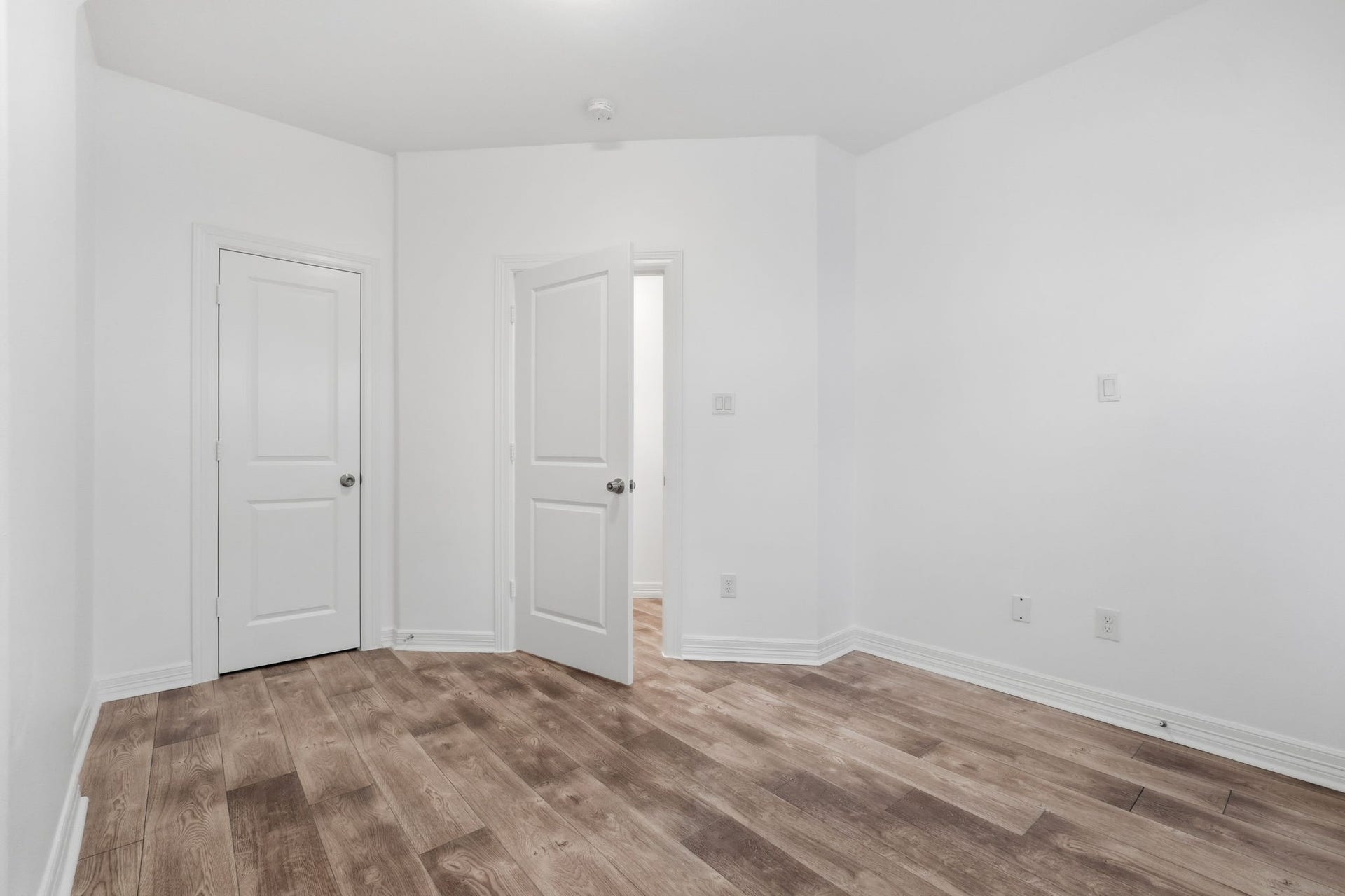 3882 Center Street, Houston, TX 77007 Versatile room featuring neutral walls, wood-look flooring, and crisp white trim, offering flexibility for a variety of uses. (1st floor)