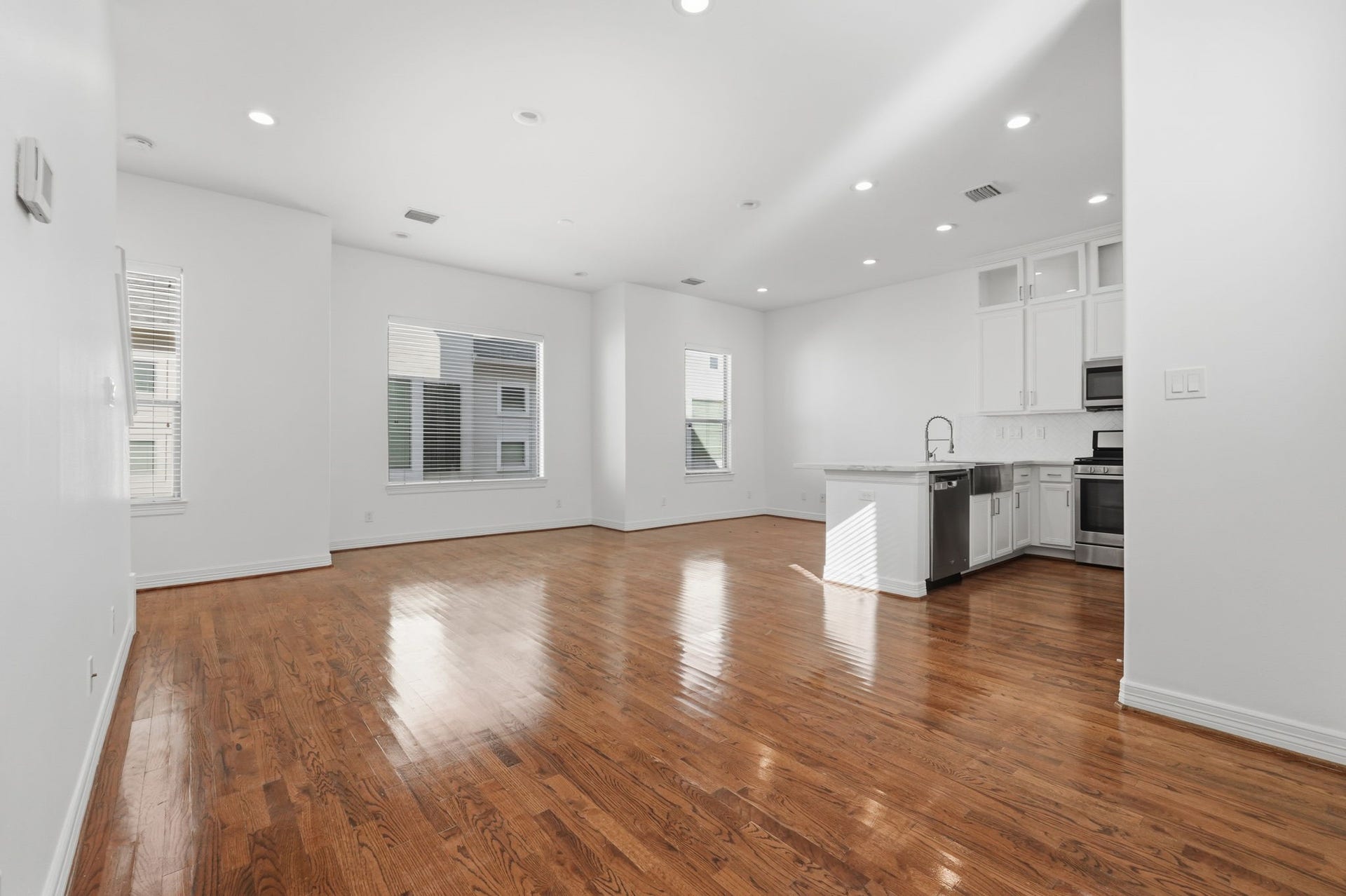 3882 Center Street, Houston, TX 77007 The expansive main living area showcases an open layout with a seamless connection to the kitchen, crisp interior finishes, and recessed lighting that enhances the homes bright, airy feel. (2nd floor)