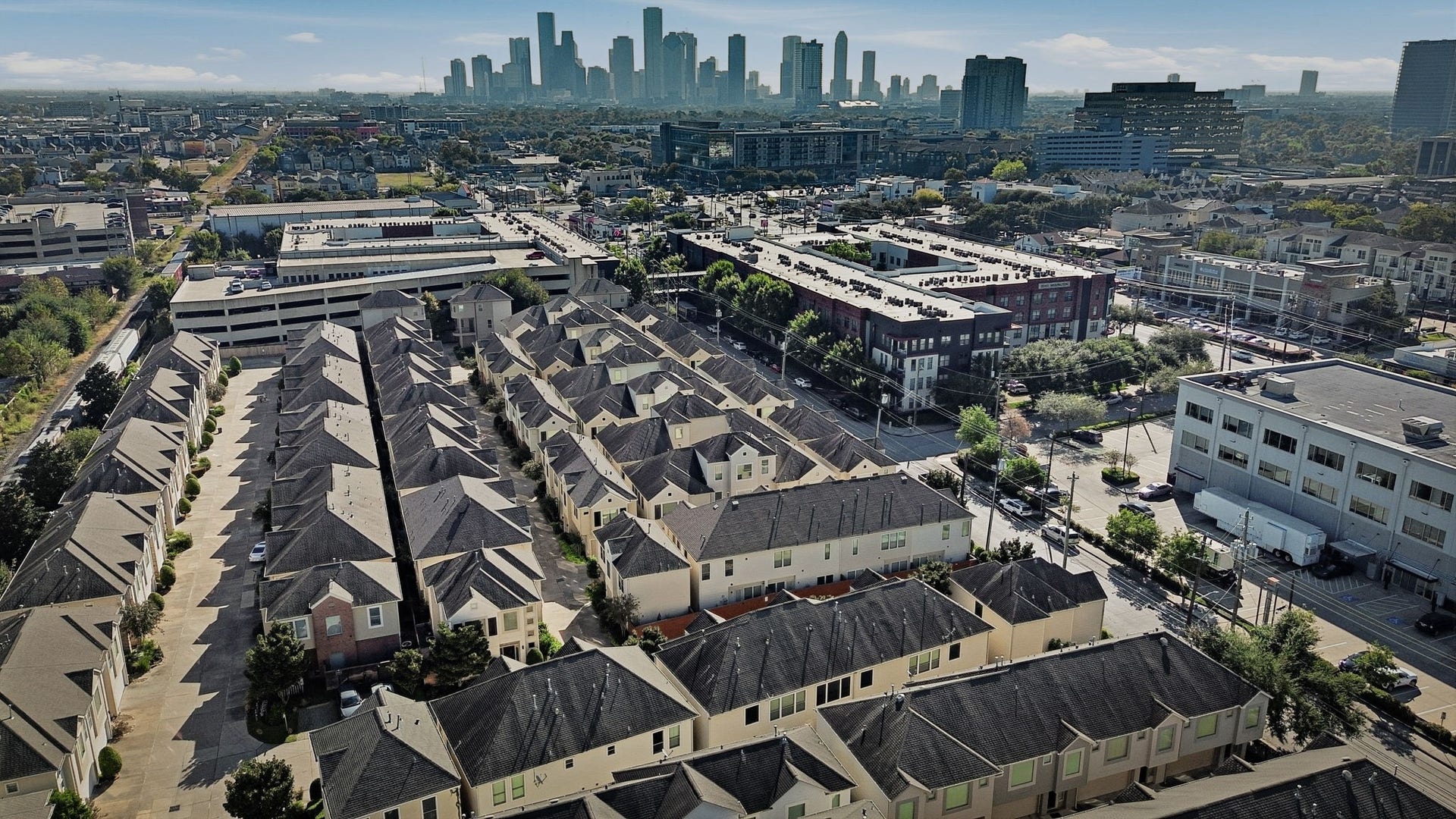 3882 Center Street, Houston, TX 77007 Aerial view highlighting the community's urban setting and proximity to the Downtown Houston skyline, with nearby dining, shopping, and entertainment.