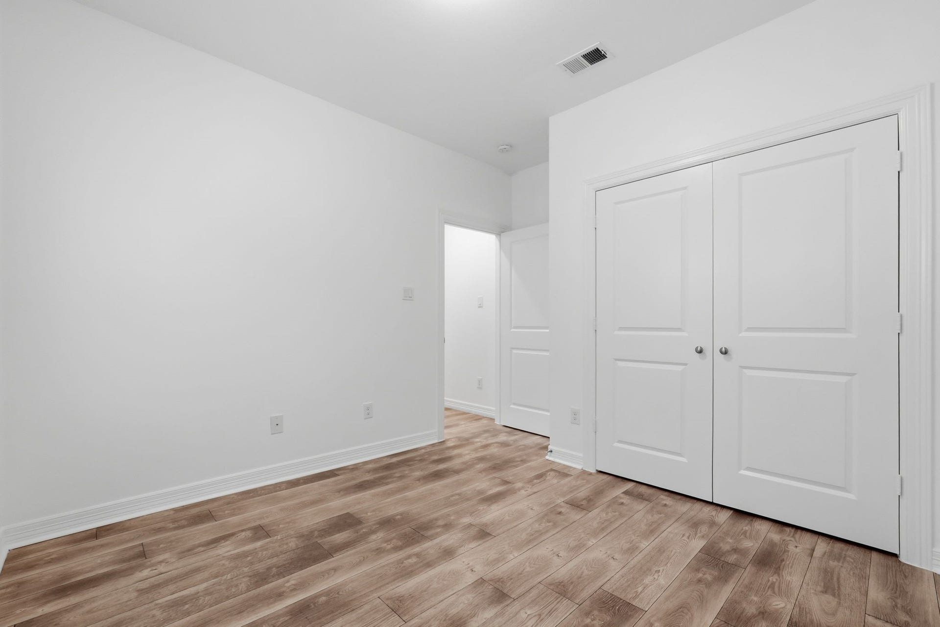 3882 Center Street, Houston, TX 77007 Another view highlights the bedrooms wall space, double-door closet, and clean, neutral finishes, providing a functional layout with room to personalize. (1st floor)