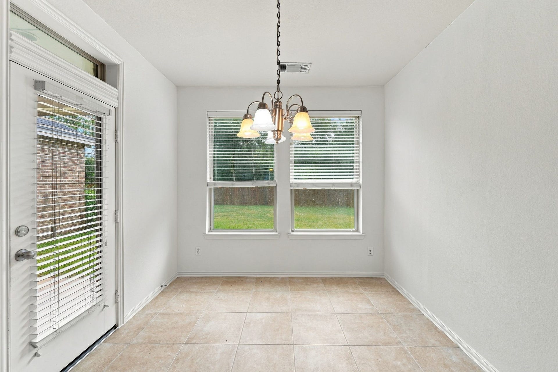 13102 Hollow Garden Lane, Rosharon, TX 77583 Breakfast nook leading to covered patio
