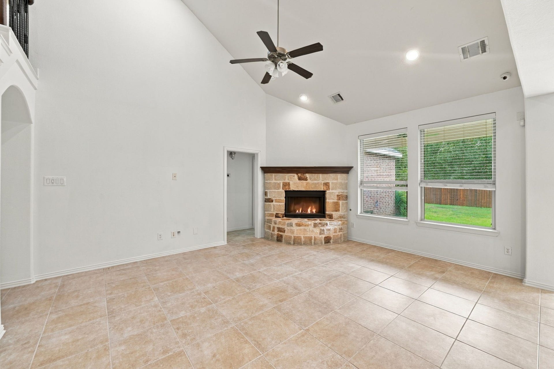 13102 Hollow Garden Lane, Rosharon, TX 77583 Living Room