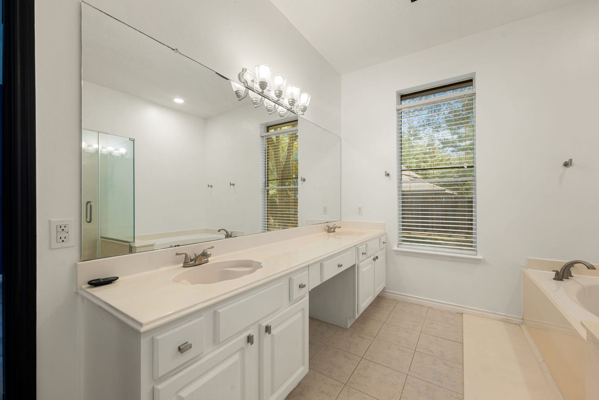 34 Firethorn Place, The Woodlands, TX 77382 34 Firethorn Place, The Woodlands, TX 77382
