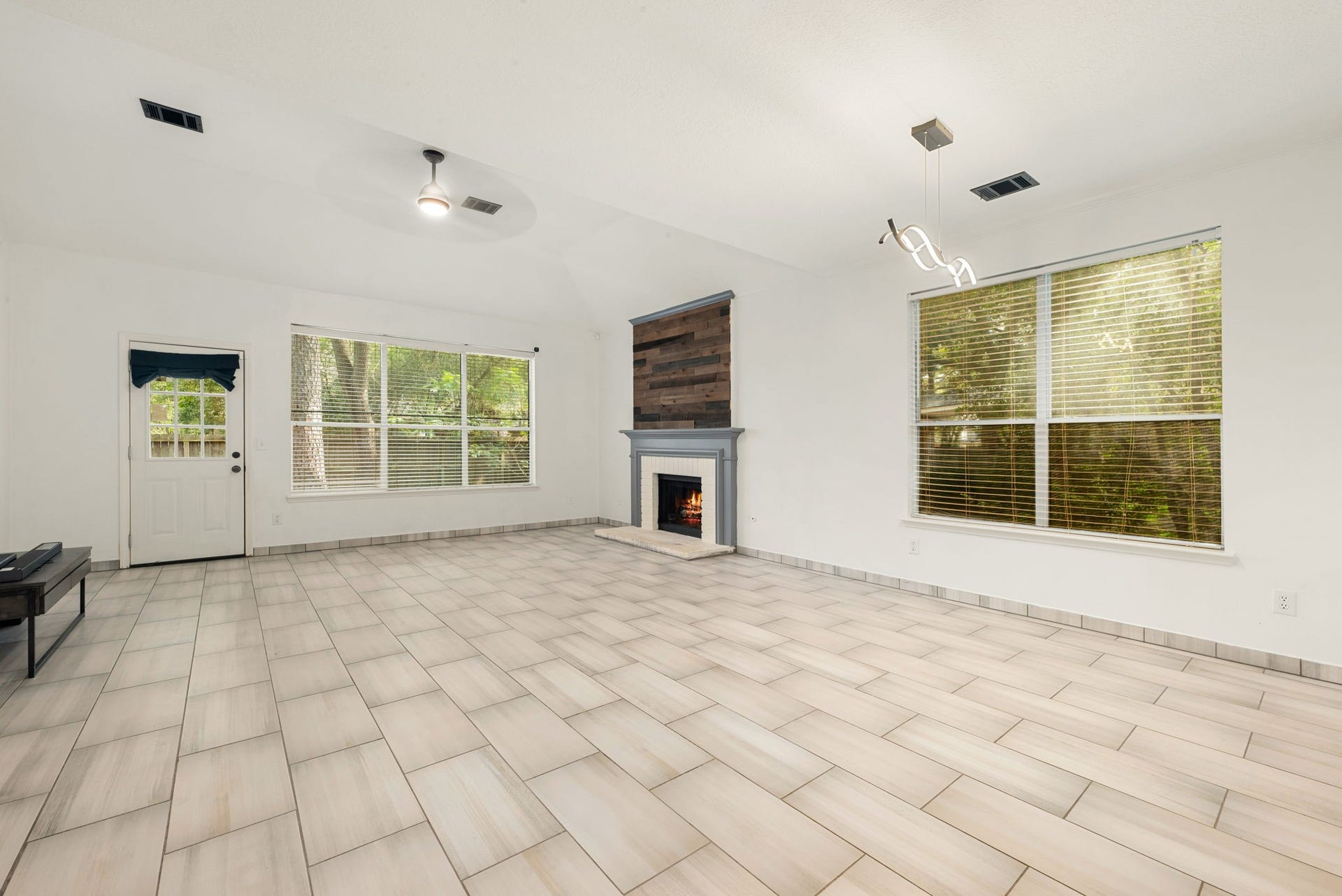34 Firethorn Place, The Woodlands, TX 77382 34 Firethorn Place, The Woodlands, TX 77382