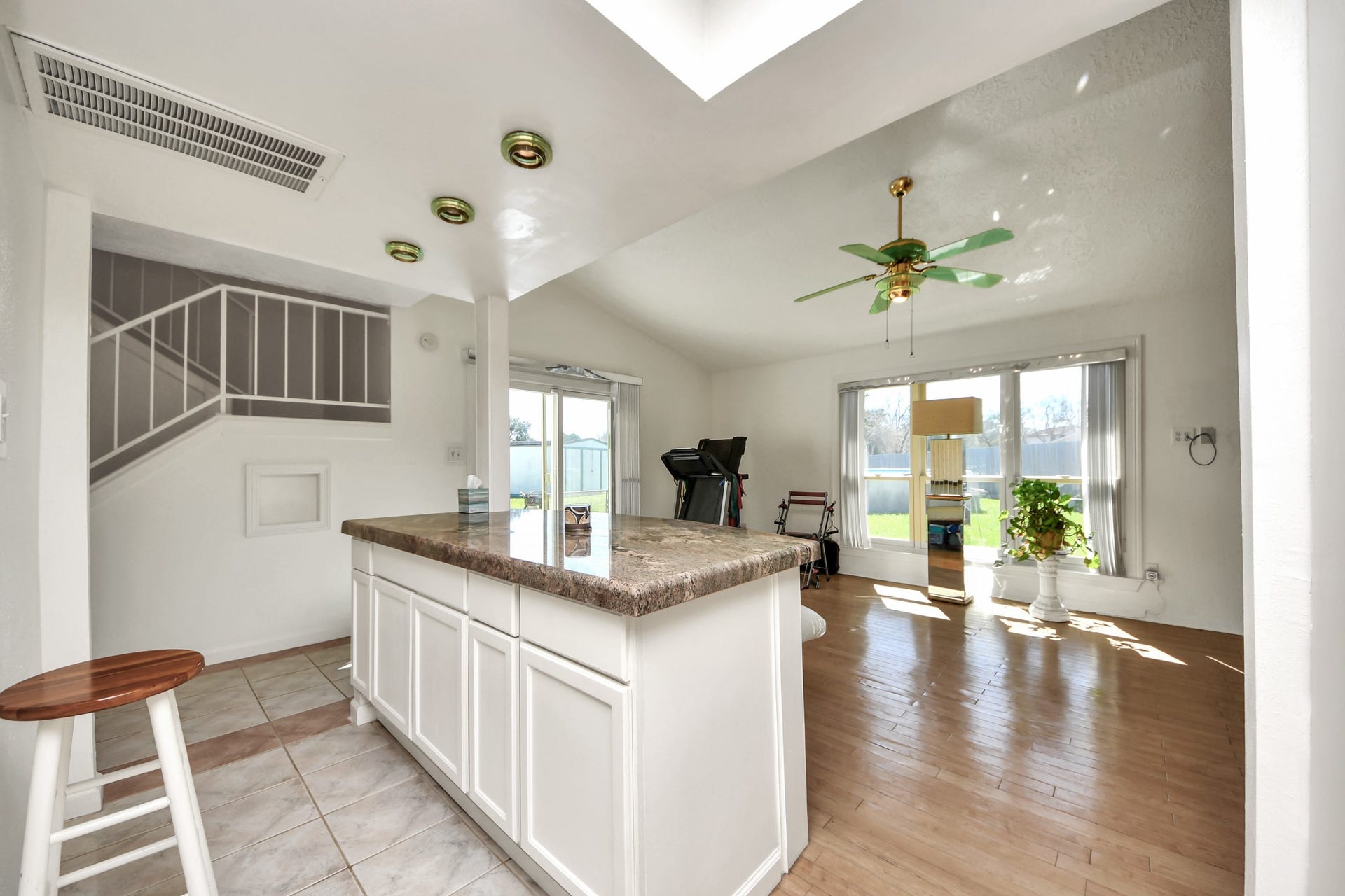 10522 Gulfstream Lane, Sugar Land, TX 77498 Bar/Dinning Room