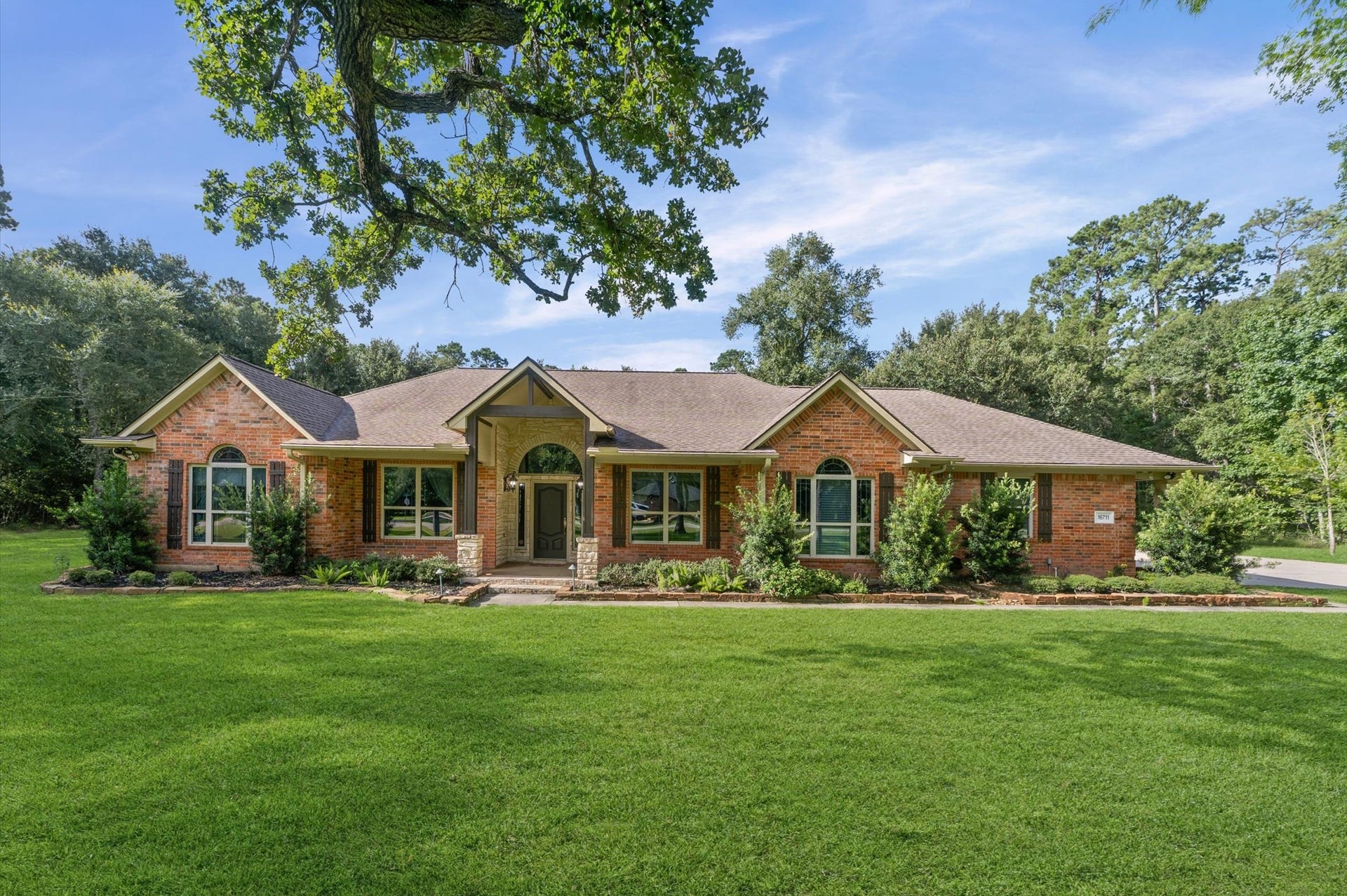 16711 Mustang Trail Drive, Magnolia, TX 77355 3 bed 2 1/2 bath home located on 2.33 acres