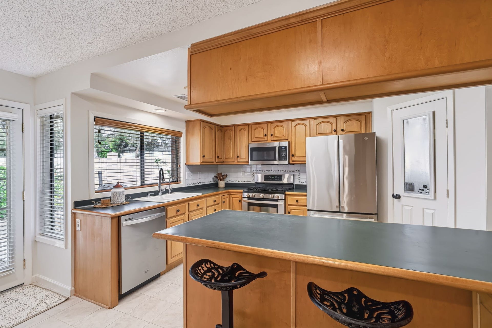 1802 Brushy Creek Drive, Sugar Land, TX 77478 The breakfast bar is perfect for casual meals, enjoying your morning coffee, or providing a convenient spot for after-school homework.