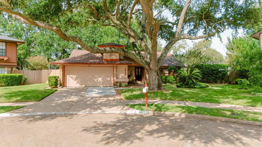 Property photo for 1802 Brushy Creek Drive, Sugar Land, TX