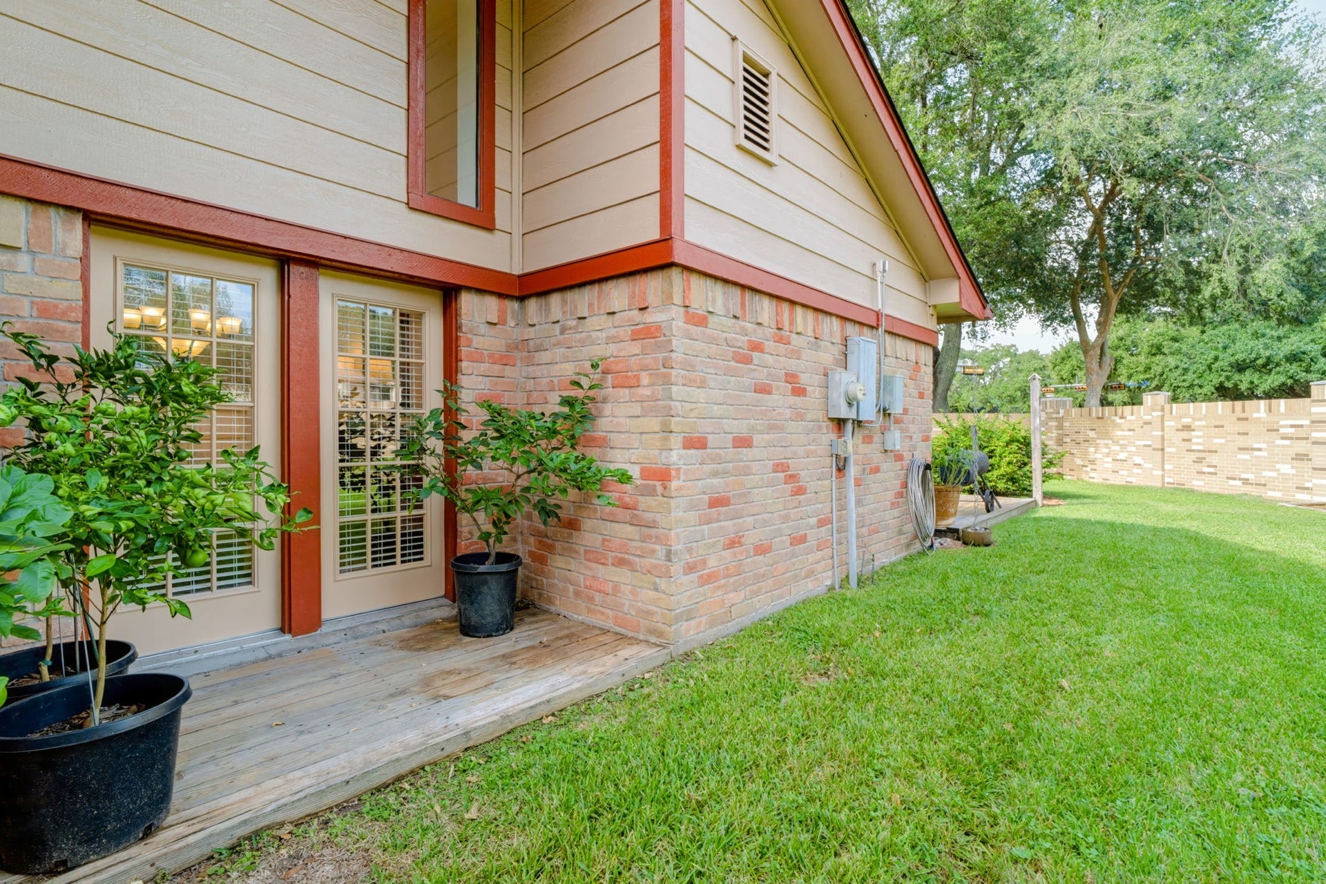 1802 Brushy Creek Drive, Sugar Land, TX 77478 Relax outdoors on the side patio, with room to expand for additional seating or entertaining.