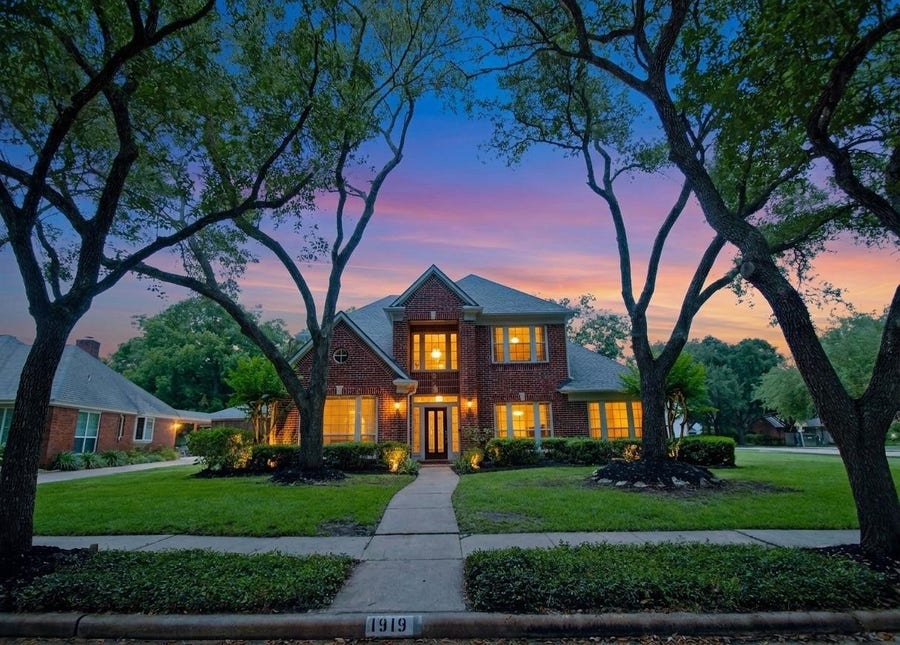 Property photo for 1919 Oakhurst Parkway, Sugar Land, TX