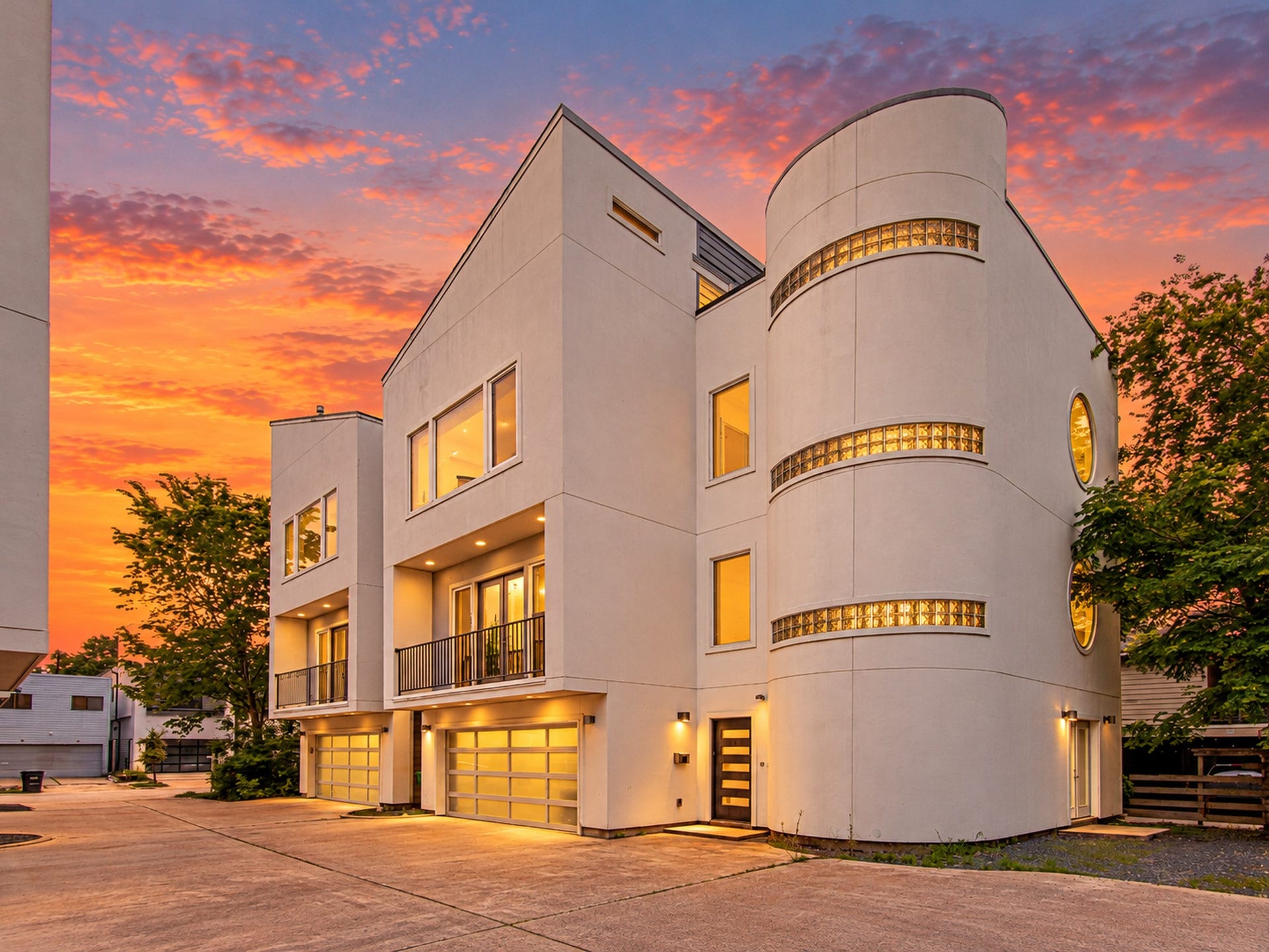 2025 Colquitt Street, #E, Houston, TX 77098 Corner view showcasing the homes curved faade, horizontal accent windows, and modern design.