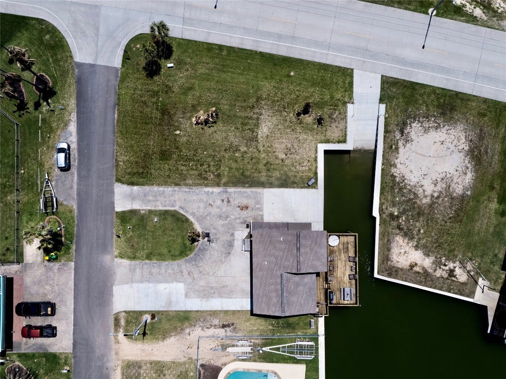 303 Tahiti Road, Tiki Island, TX 77554 303 Tahiti Road, Tiki Island, TX 77554
