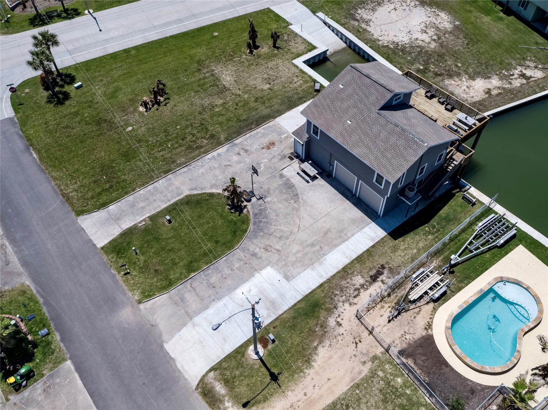 303 Tahiti Road, Tiki Island, TX 77554 303 Tahiti Road, Tiki Island, TX 77554