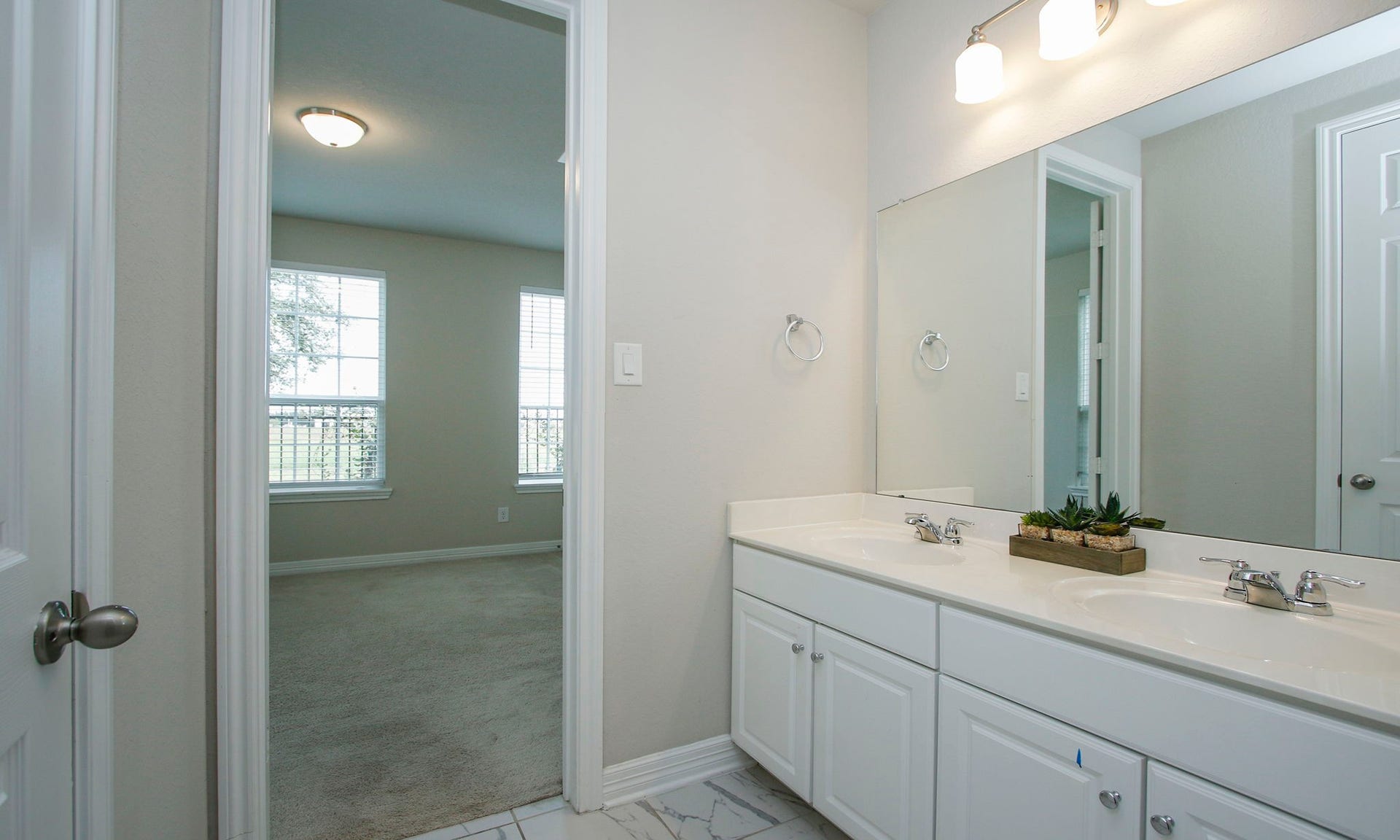 9447 Towne Lake Parkway, Cypress, TX 77433 Double sinks in the shared bath