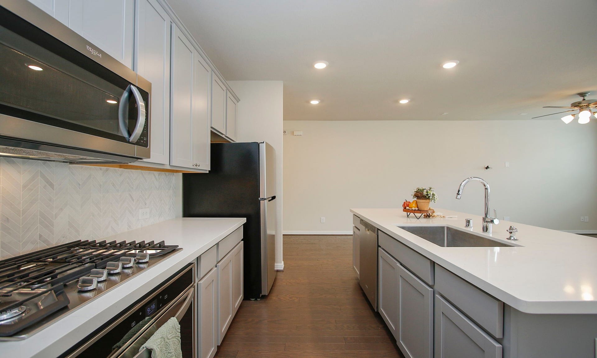9447 Towne Lake Parkway, Cypress, TX 77433 Gas cooking with built in microwave