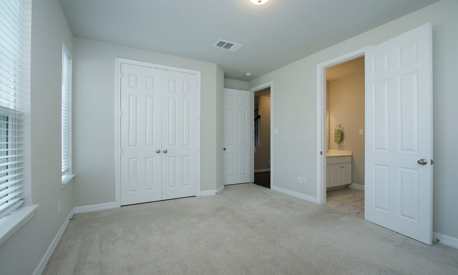 9447 Towne Lake Parkway, Cypress, TX 77433 Bathroom is between the two bedrooms on the first floor