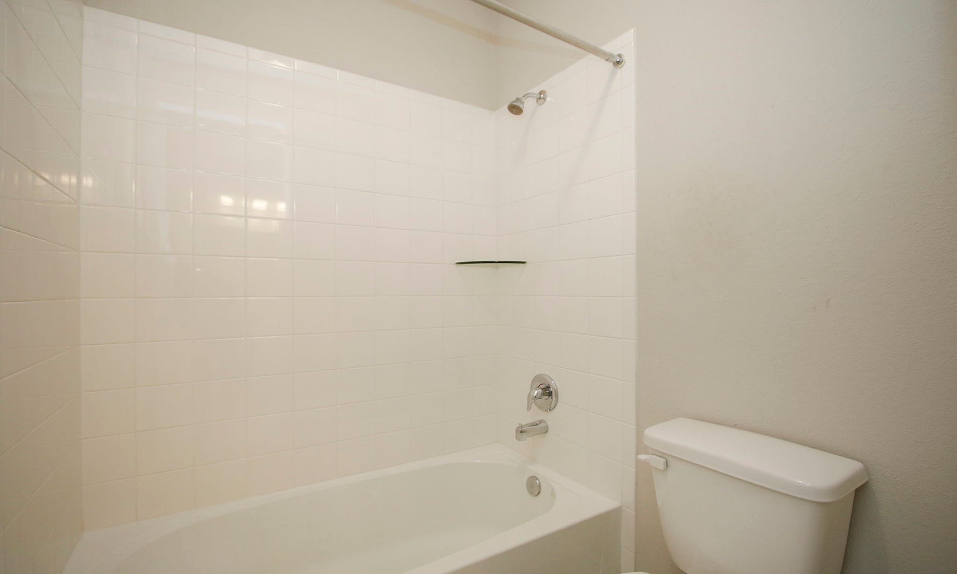 9447 Towne Lake Parkway, Cypress, TX 77433 Shower-in-tub in shared bath