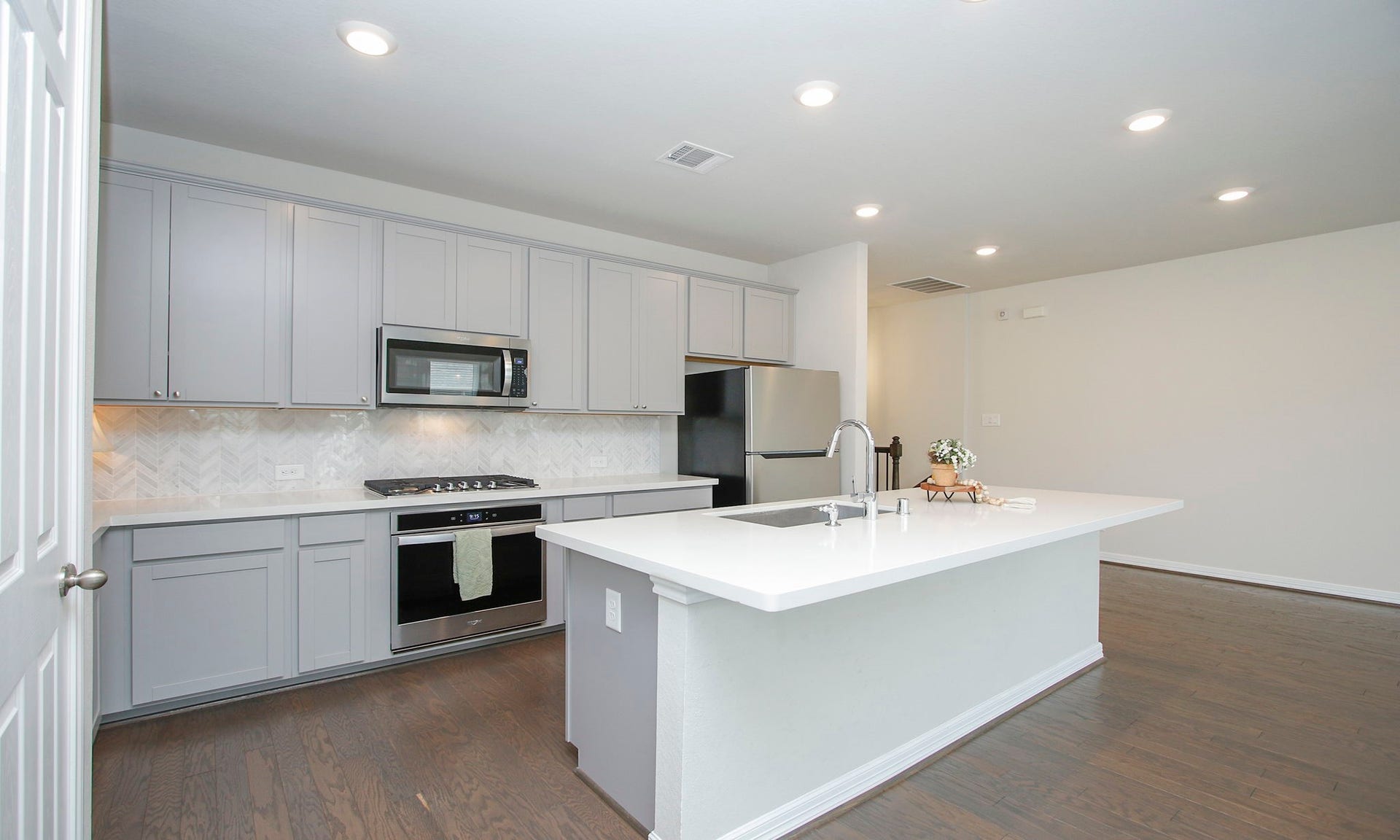 9447 Towne Lake Parkway, Cypress, TX 77433 Lovely kitchen with chevron set tile backsplash