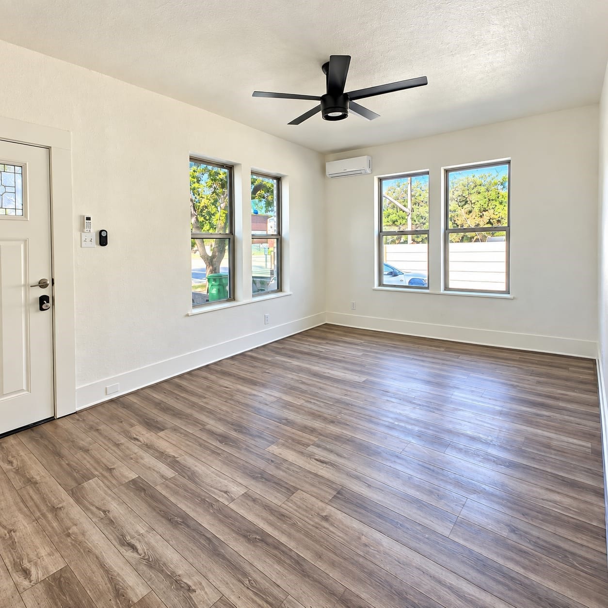 4540 Mckinney Street, #2, Houston, TX 77023 Living room