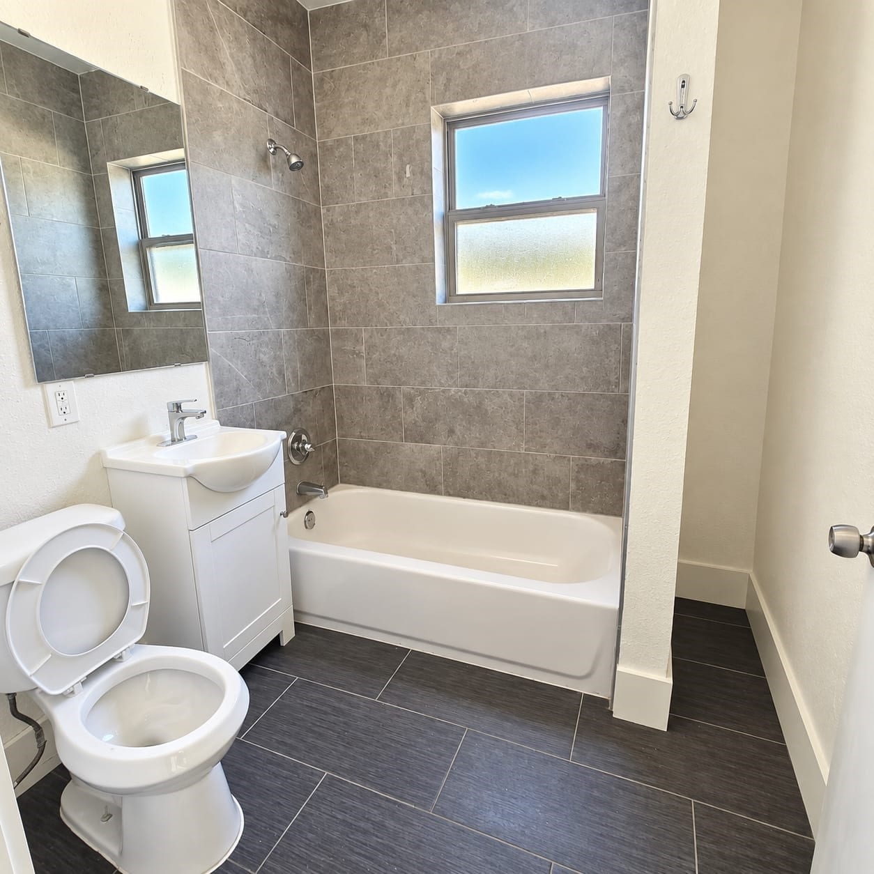 4540 Mckinney Street, #2, Houston, TX 77023 Full bathroom
