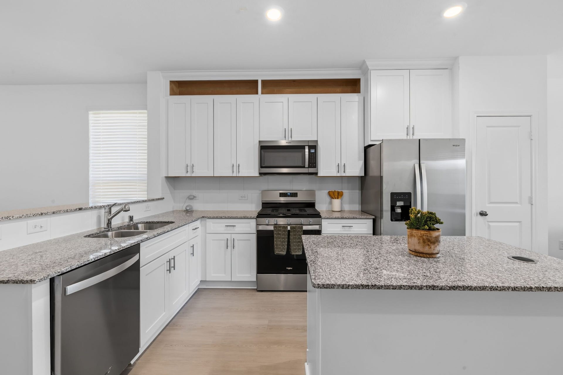 15222 Canyon Rapids Road, Conroe, TX 77302 Beautiful kitchen space with an island and breakfast bar.