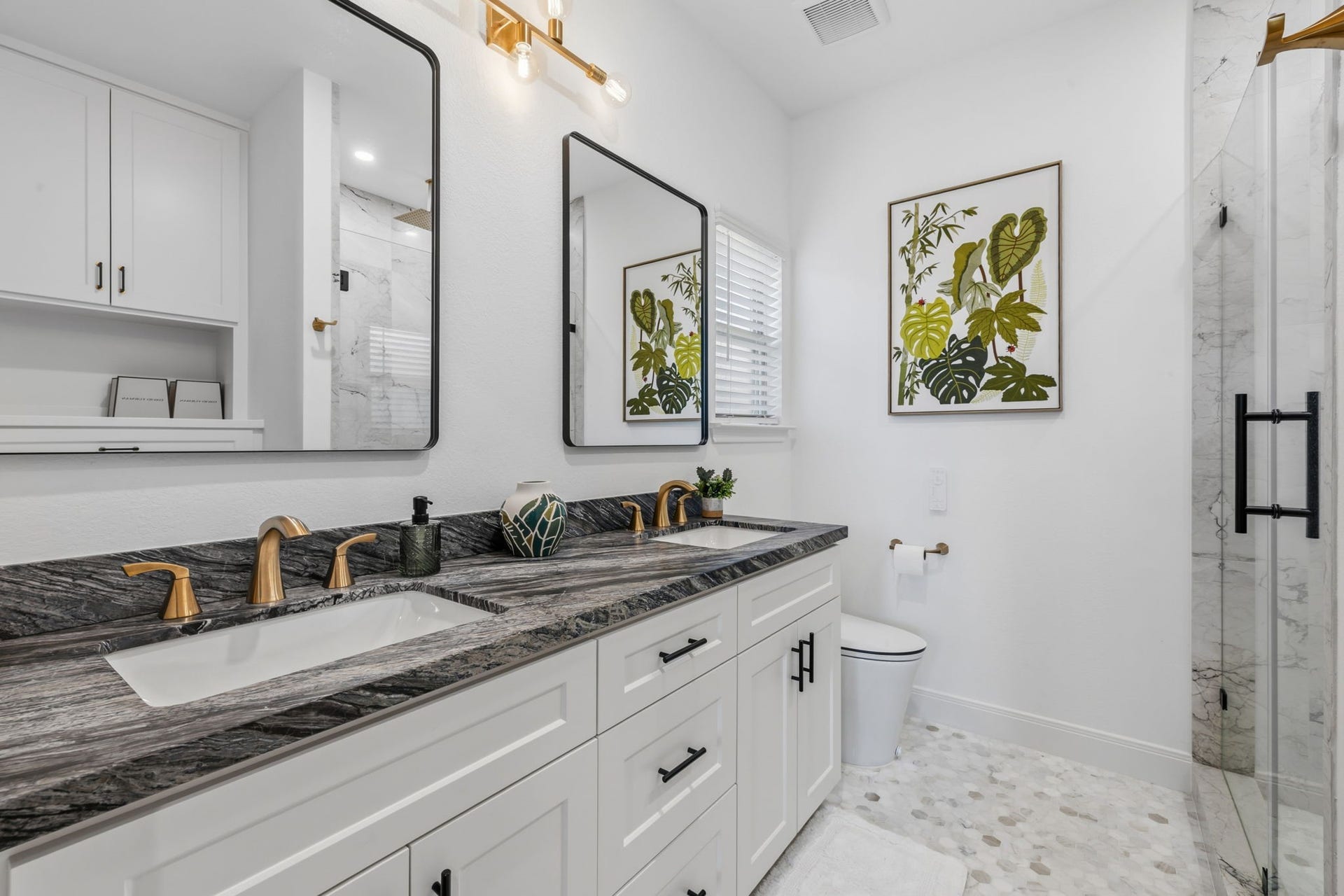 15222 Canyon Rapids Road, Conroe, TX 77302 EN-SUITE BATHROOM:beautifully updated dual vanity