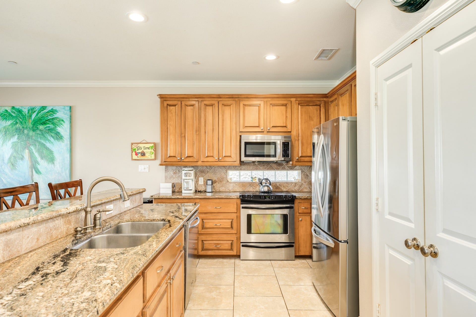 325 Admiral Circle, Tiki Island, TX 77554 Counter tops are granite, double stainless sinks, stainless steel appliances and solid wood cabinets offered in this home.