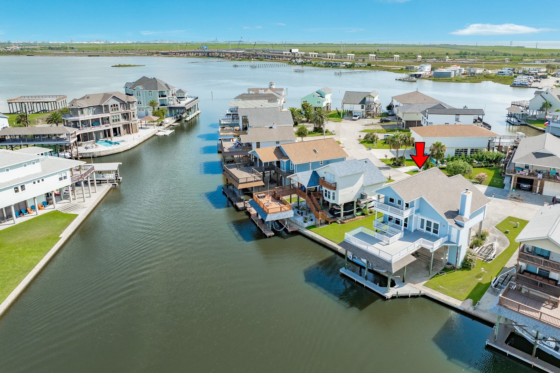 325 Admiral Circle, Tiki Island, TX 77554 Quick easy transit to West Bay or the ICW and beyond.