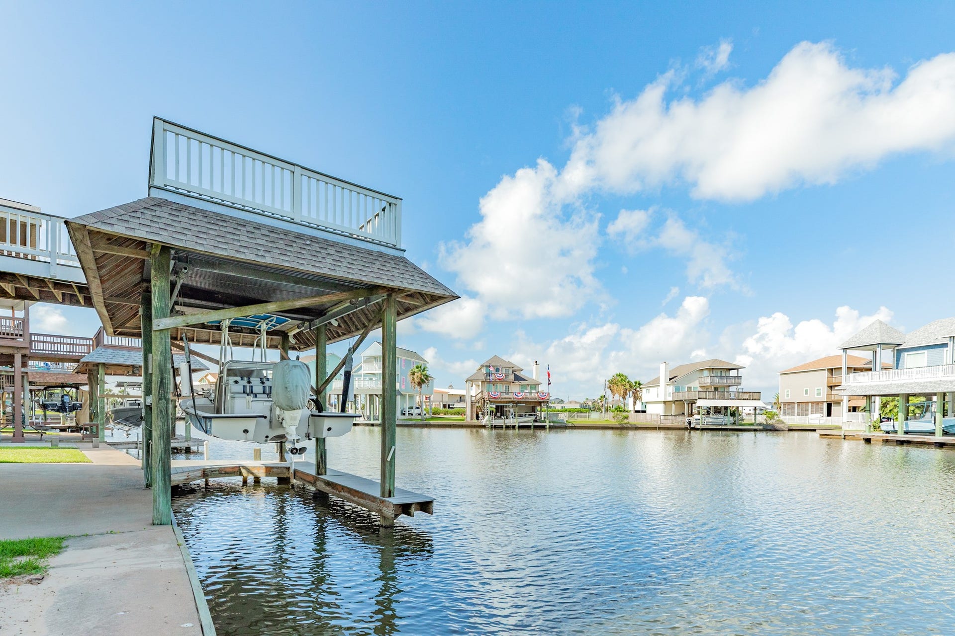 325 Admiral Circle, Tiki Island, TX 77554 Easy in / Easy out, no cramped parking here!