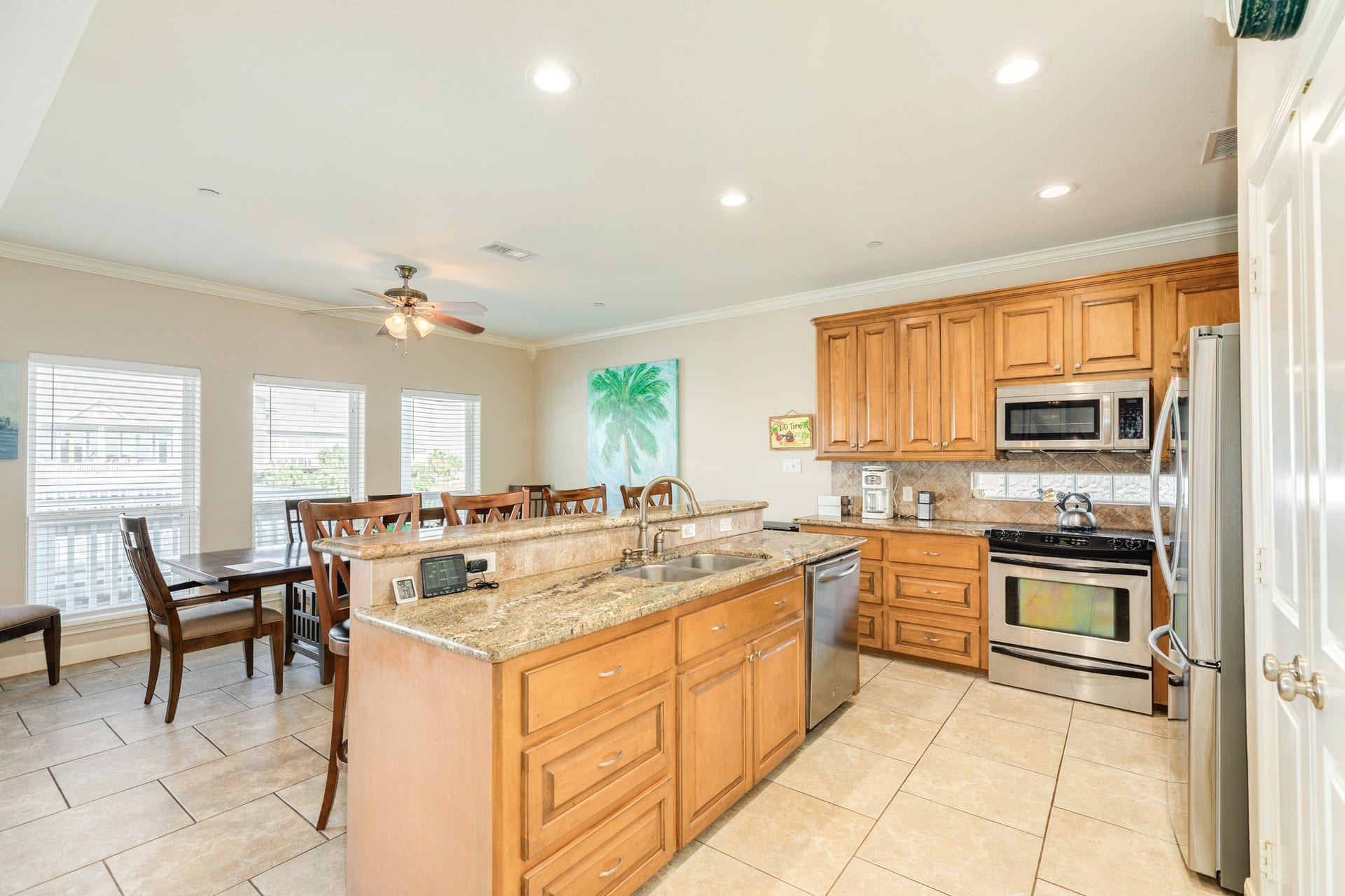 325 Admiral Circle, Tiki Island, TX 77554 Kitchen and dining area flooring is ceramic tile. Layout of these two areas is ideal to accommodate friends, family and guests.