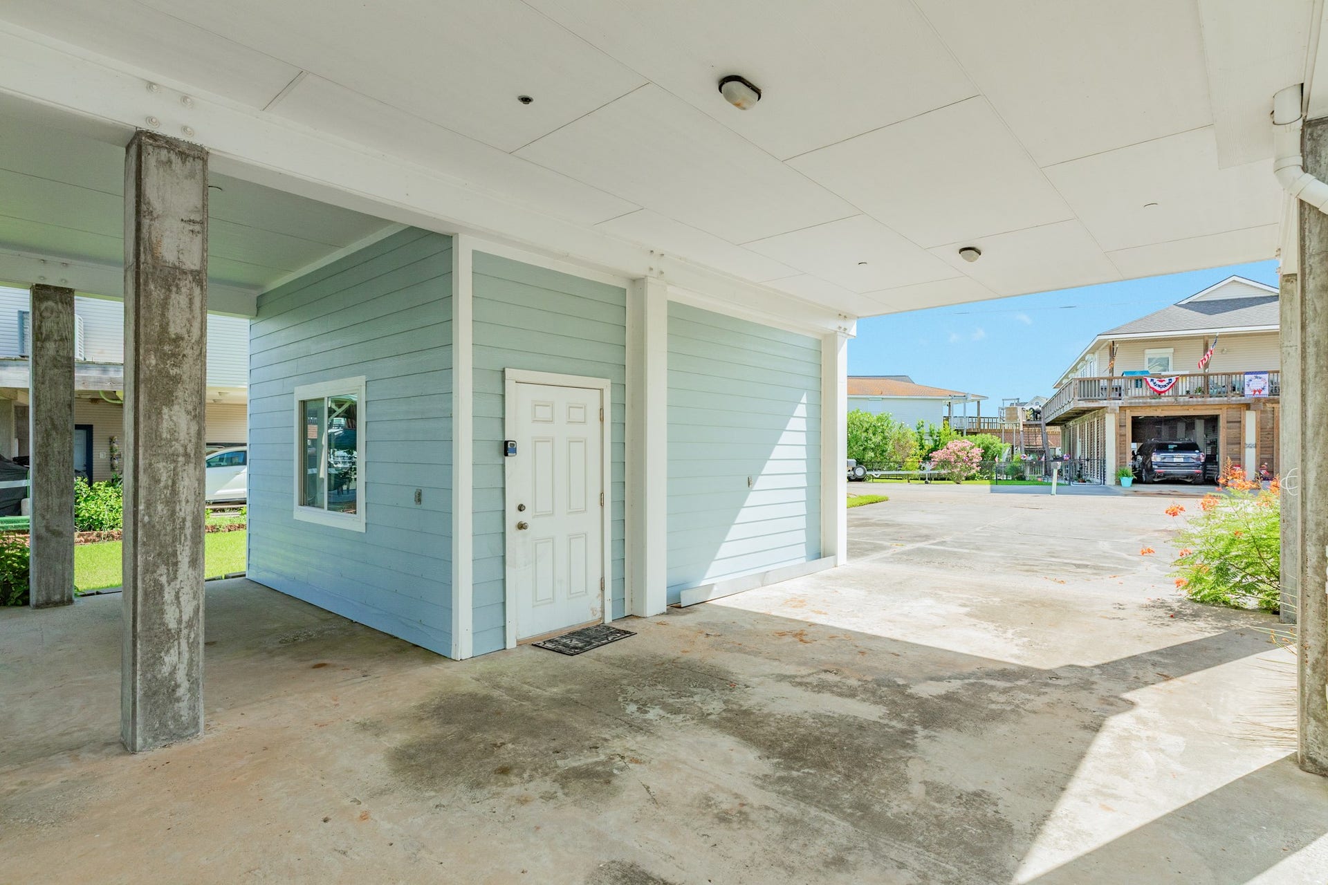 325 Admiral Circle, Tiki Island, TX 77554 Property also has a one car garage.