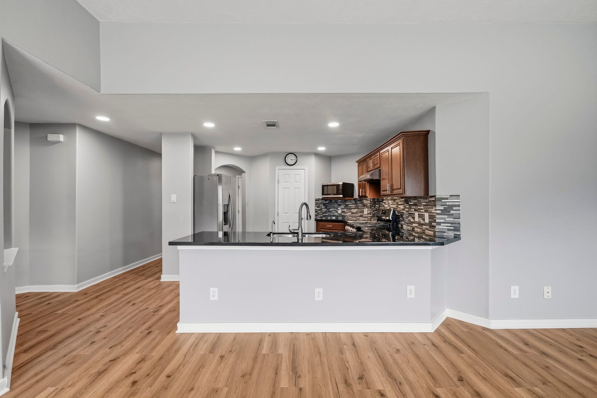 18126 Brightwood Park Lane, Richmond, TX 77407 Open family area with a breakfast bar connecting directly to the kitchen.