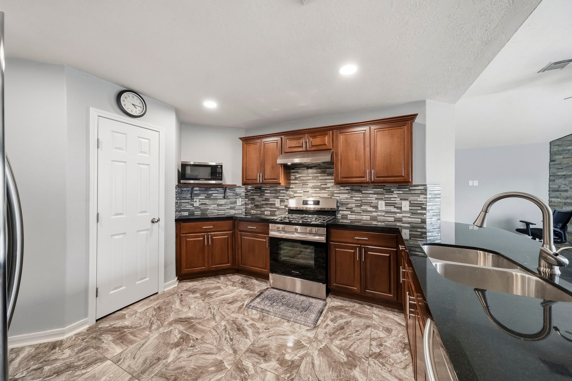 18126 Brightwood Park Lane, Richmond, TX 77407 Functional kitchen layout includes plentiful storage and an open connection to the adjoining family area.