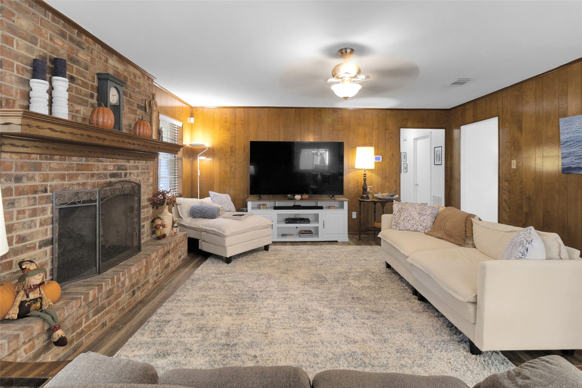 613 N Avenue F, Humble, TX 77338 Expansive living room offering plenty of space for relaxation, entertaining guests, and hosting memorable gatherings with family and friends.