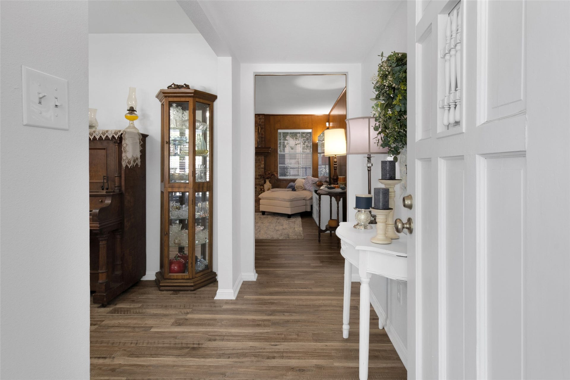 613 N Avenue F, Humble, TX 77338 Charming entryway with elegant wood flooring leads to a cozy living area.