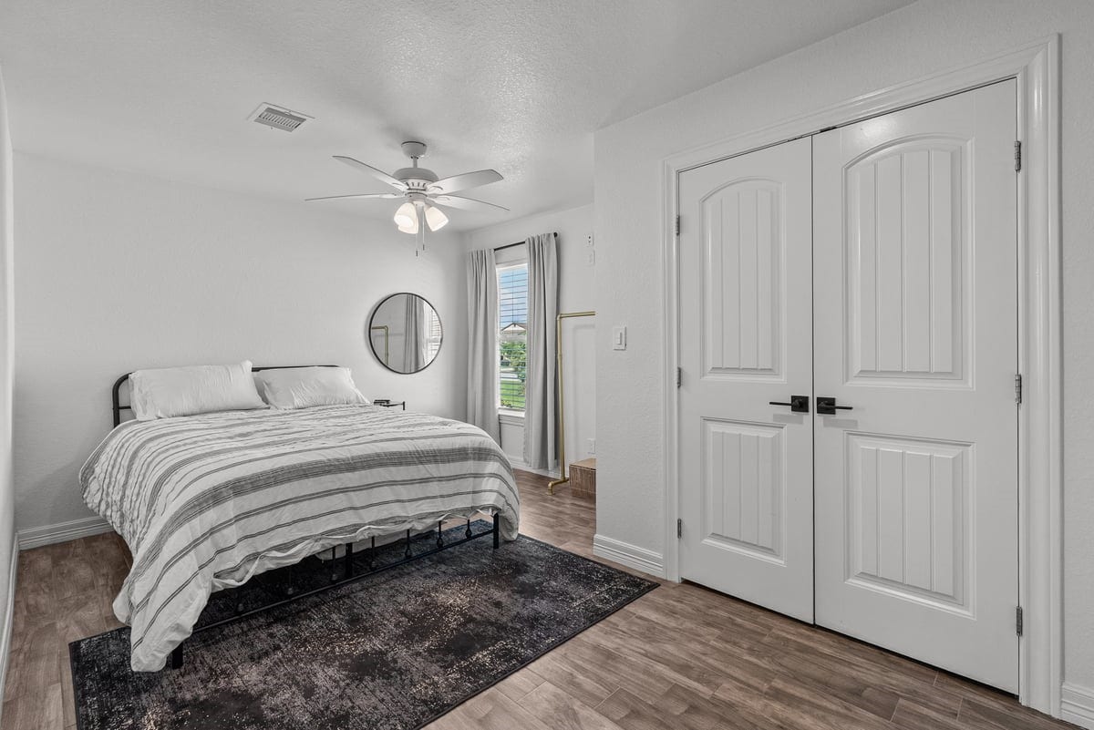 Large secondary Bedroom - Lots of Natural Lighting