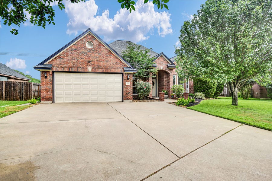 Property photo for 123 Jamestown Avenue, Clute, TX