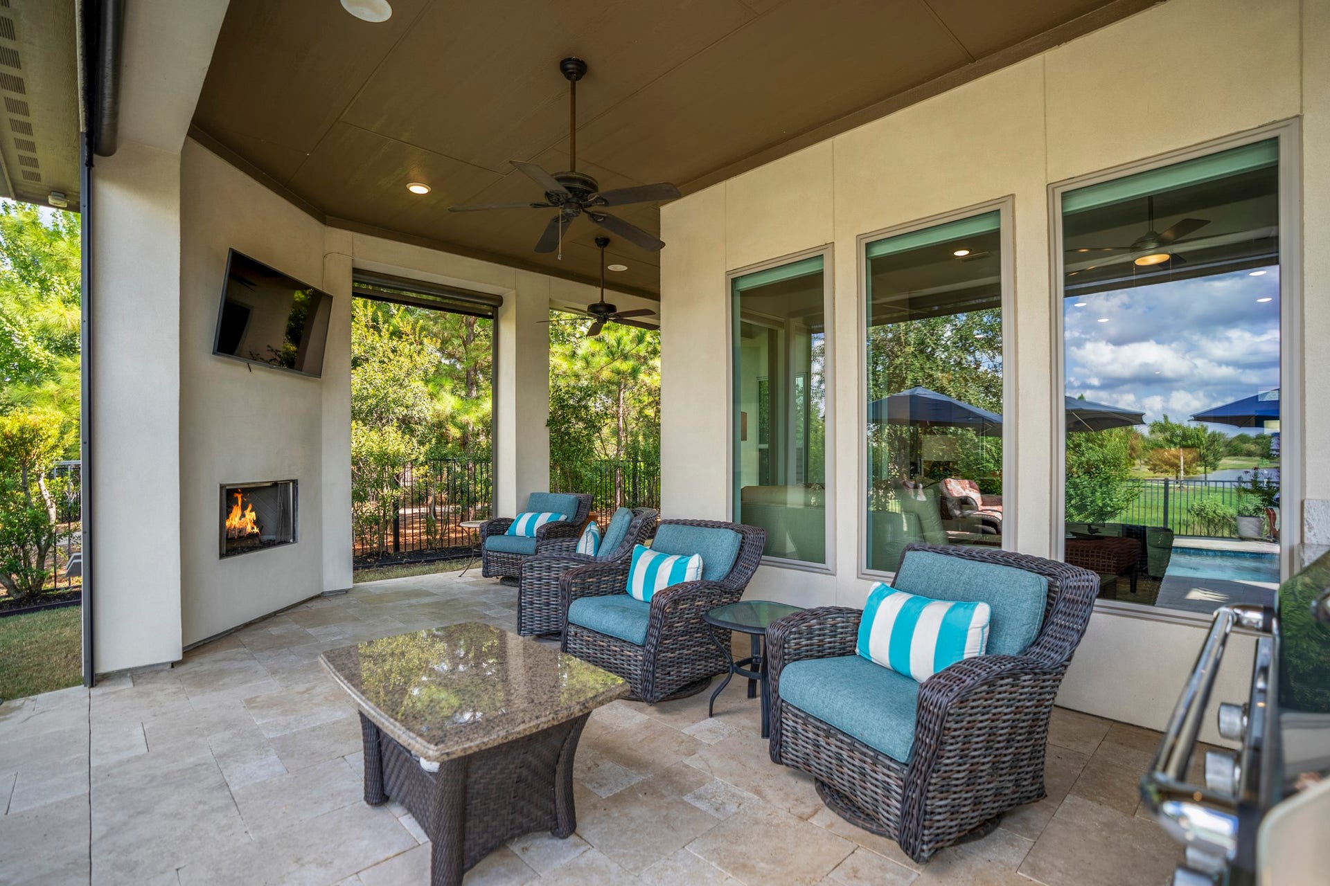 Another view of this lovely patio, and the greenbelt beyond.