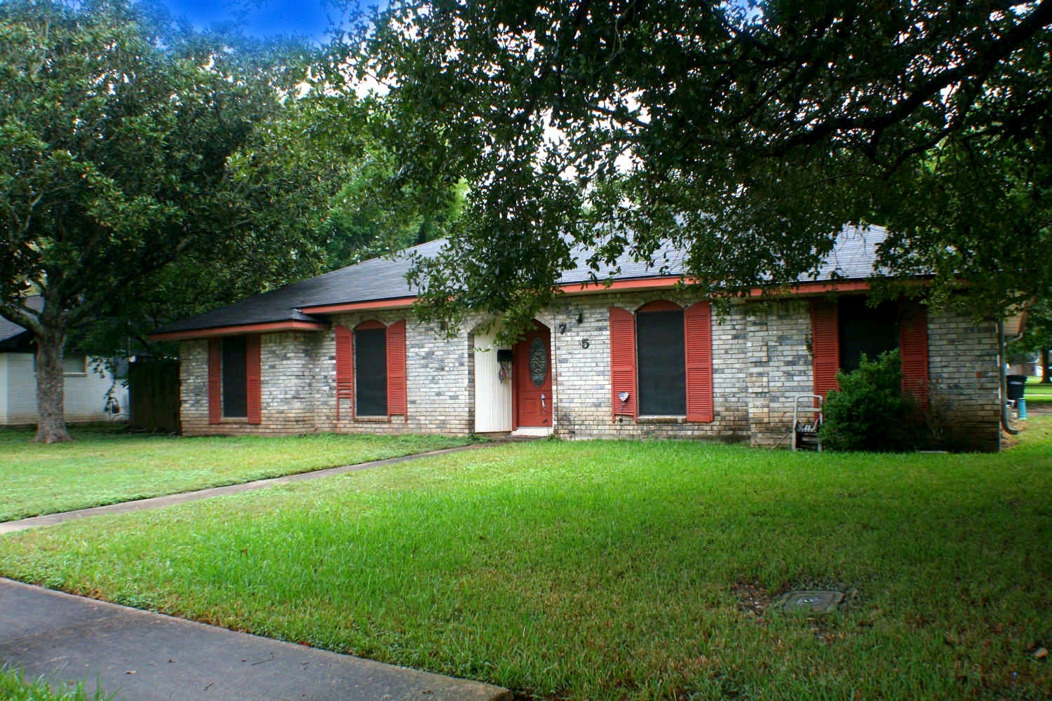 705 Sycamore Street S, Lake Jackson, TX 77566 Front