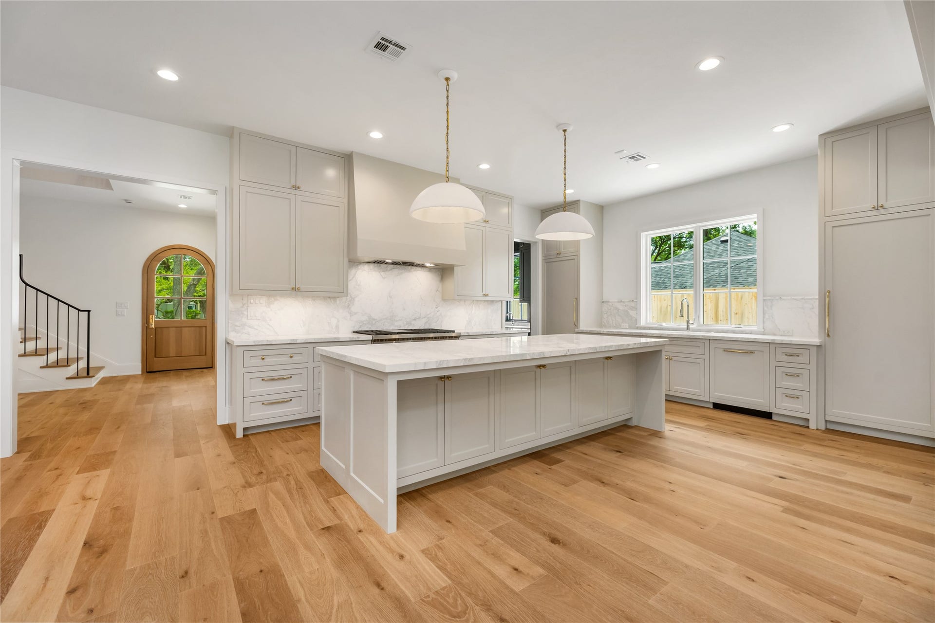 713 W 42nd Street, Houston, TX 77018 Photos are of builders completed recent work