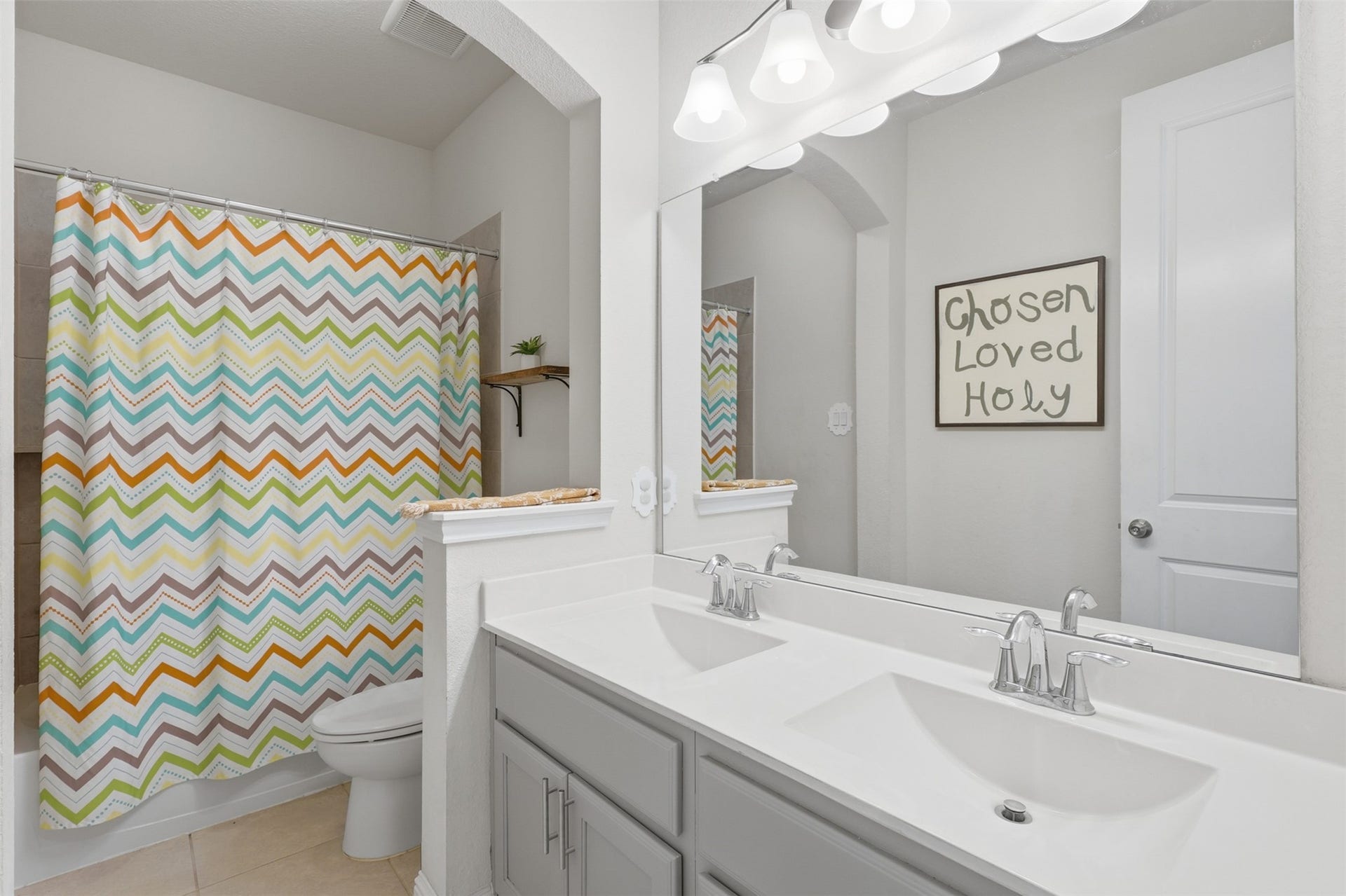 29622 Pewter Run Lane, Katy, TX 77494 Secondary full bathroom with vanity and tub/shower combination.