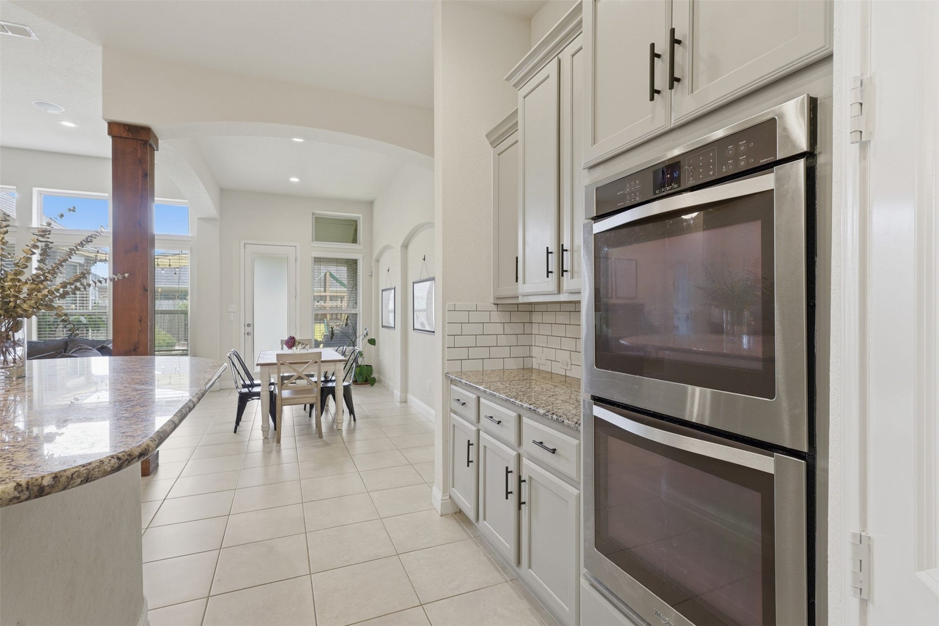 29622 Pewter Run Lane, Katy, TX 77494 Built-in double ovens and ample cabinet storage.