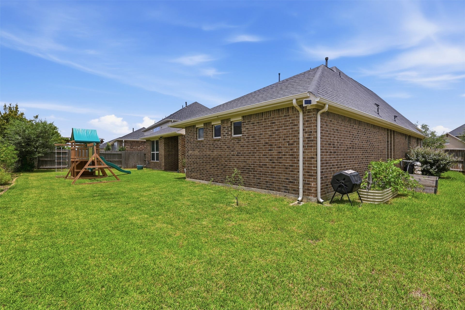 29622 Pewter Run Lane, Katy, TX 77494 Large fully fenced backyard with plenty of room to play.