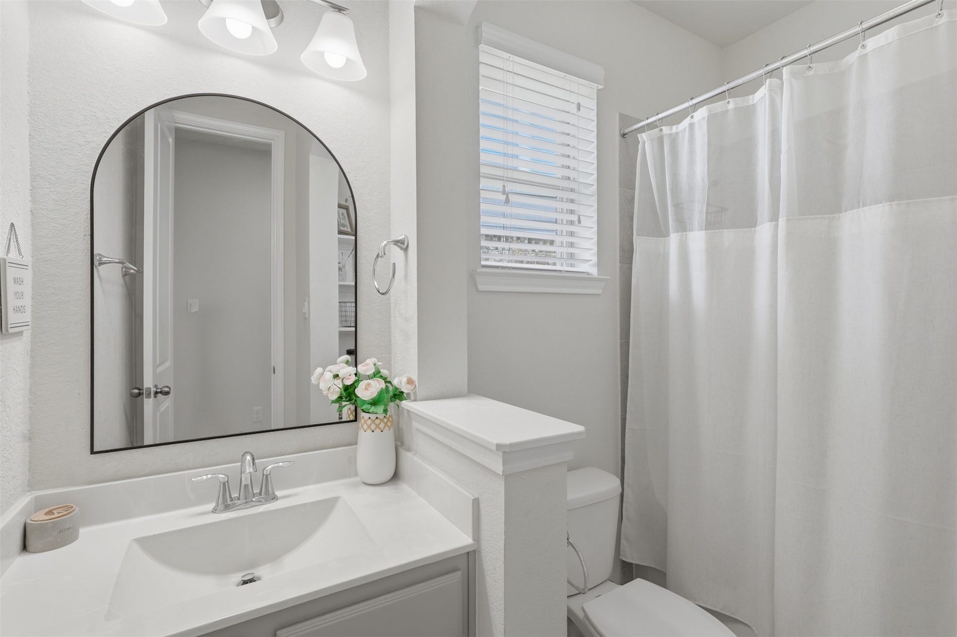 29622 Pewter Run Lane, Katy, TX 77494 Additional full bathroom conveniently located for secondary bedrooms.
