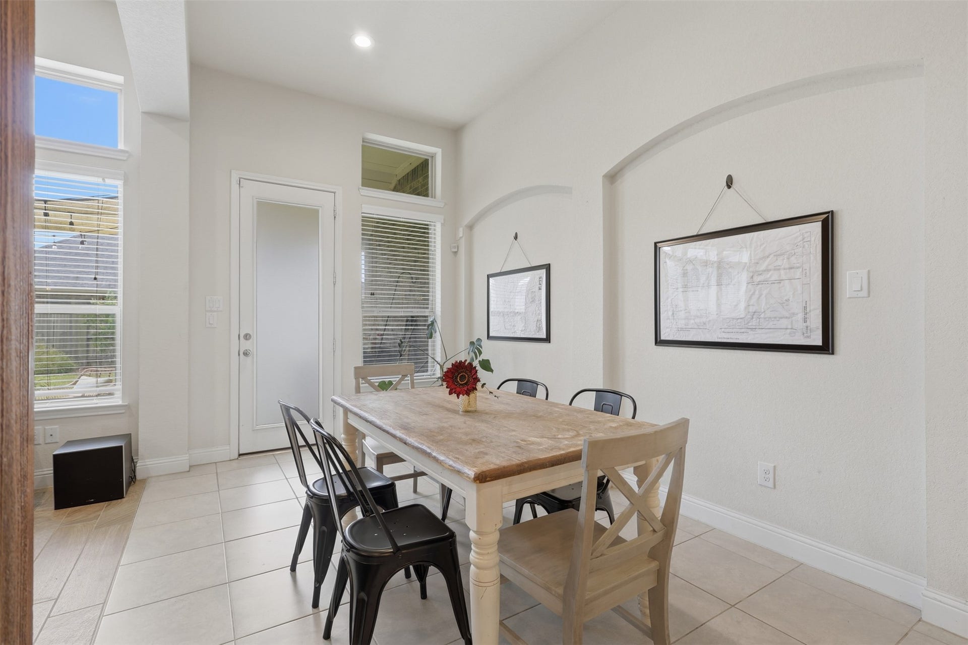 29622 Pewter Run Lane, Katy, TX 77494 Bright breakfast nook seamlessly connects the kitchen and living room for easy everyday living.