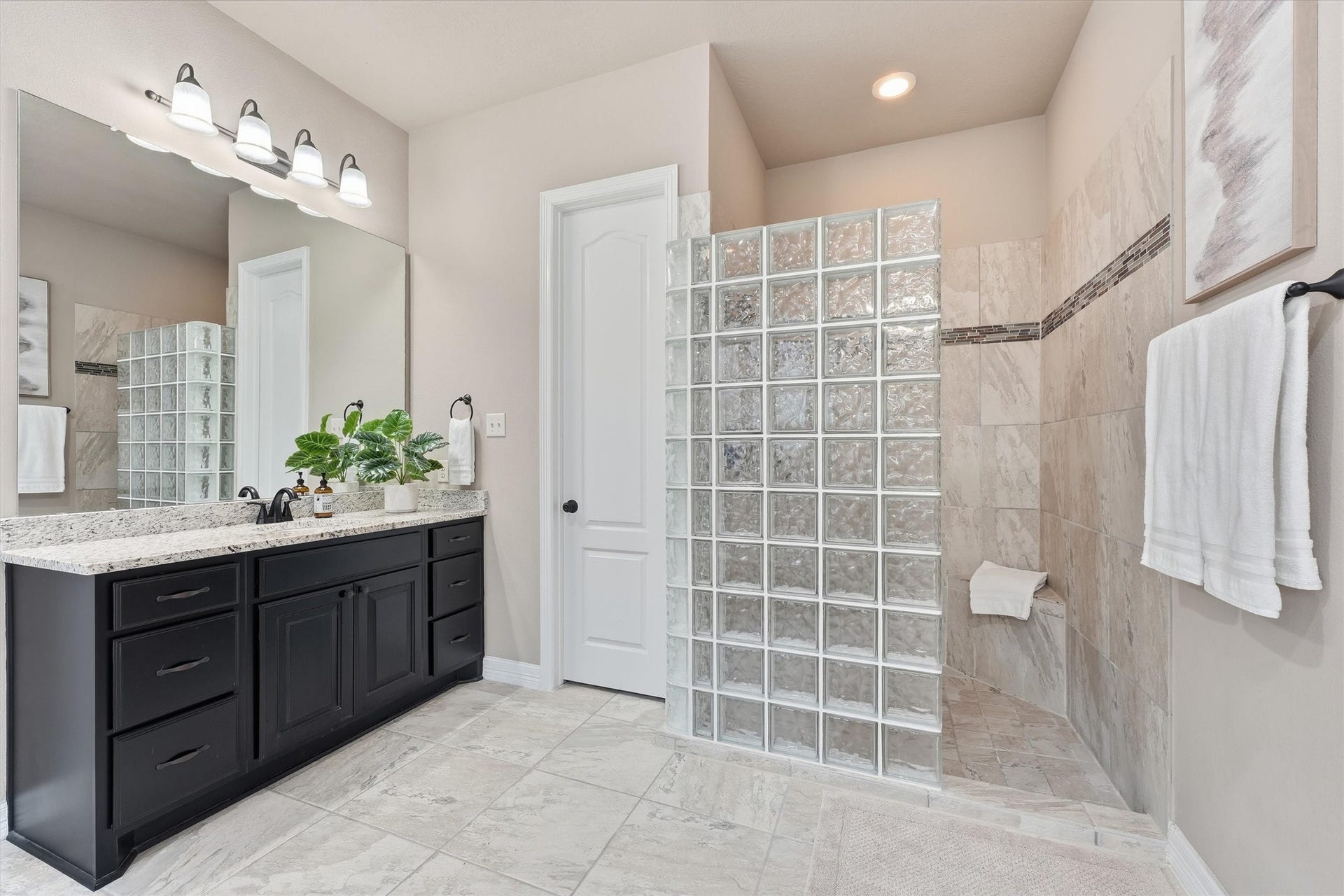 17215 Sages Ravine Drive, Humble, TX 77346 Primary En suite Bathroom
